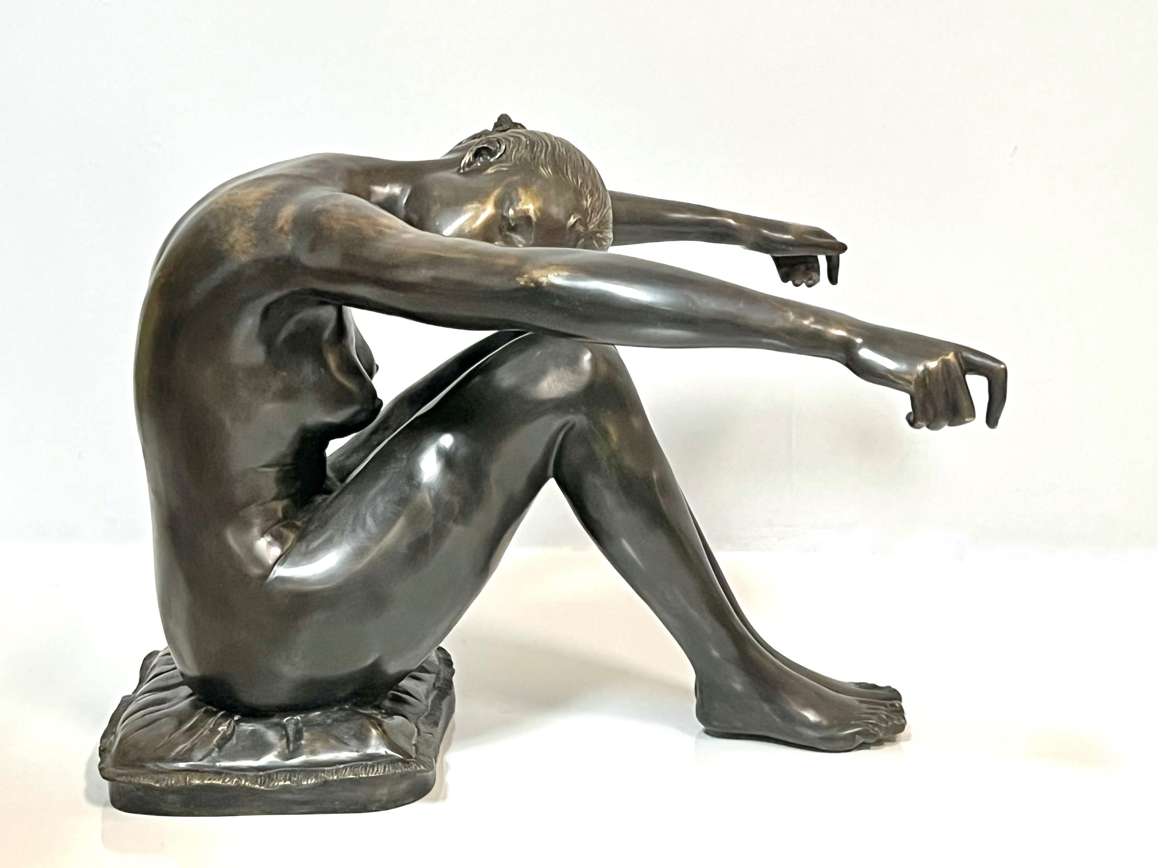 Tavolino in bronzo con scultura nuda che regge il piano in vetro 9
