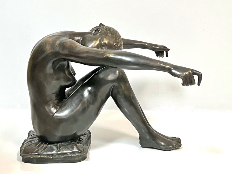 Table basse en bronze représentant une sculpture d'un nu tenant un plateau  en verre En vente sur 1stDibs