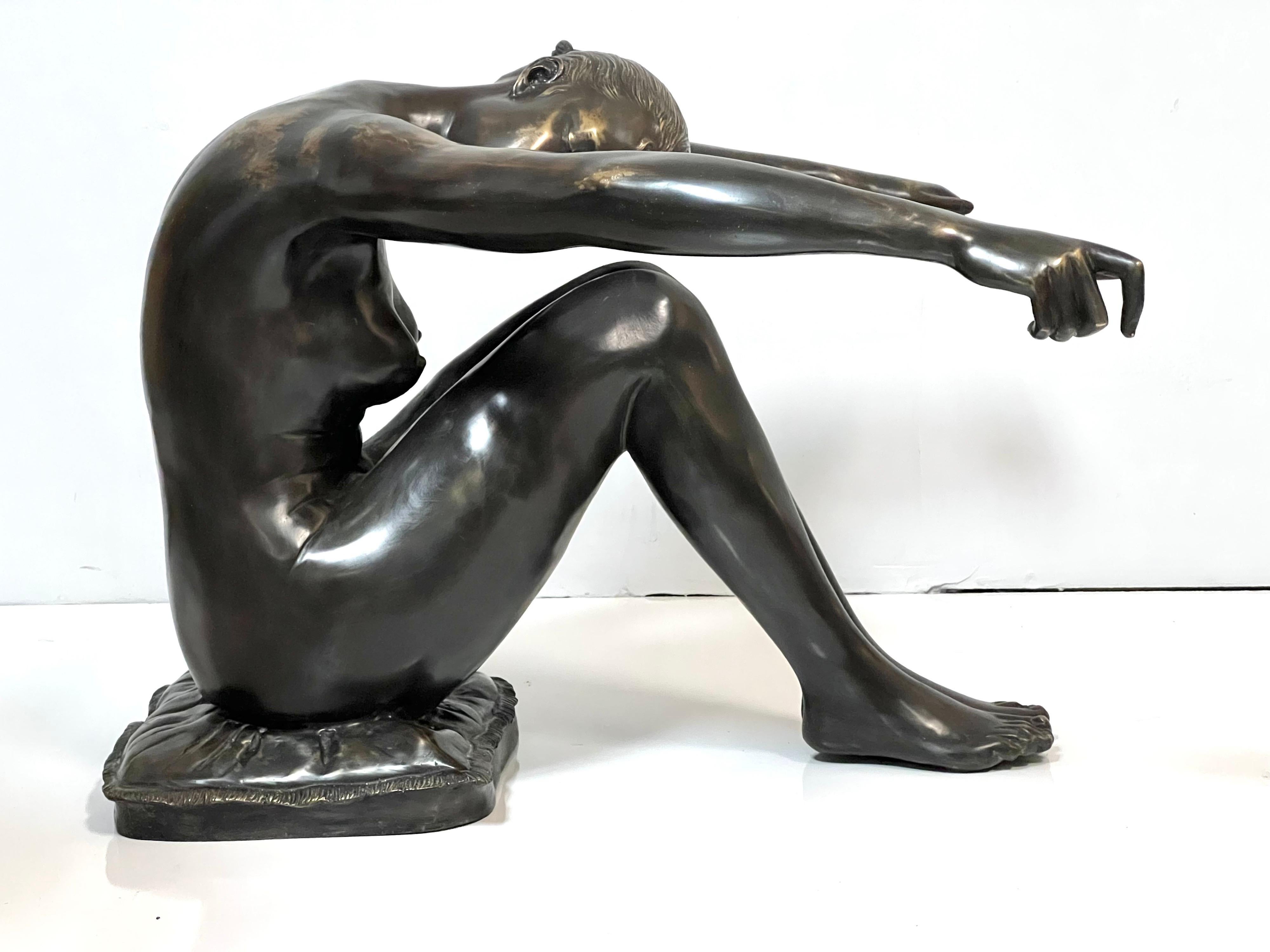 Un tavolino davvero unico. Una scultura in bronzo di un nudo che regge il piano ovale in vetro. Bel dettaglio. Spettacolare da ogni angolazione.