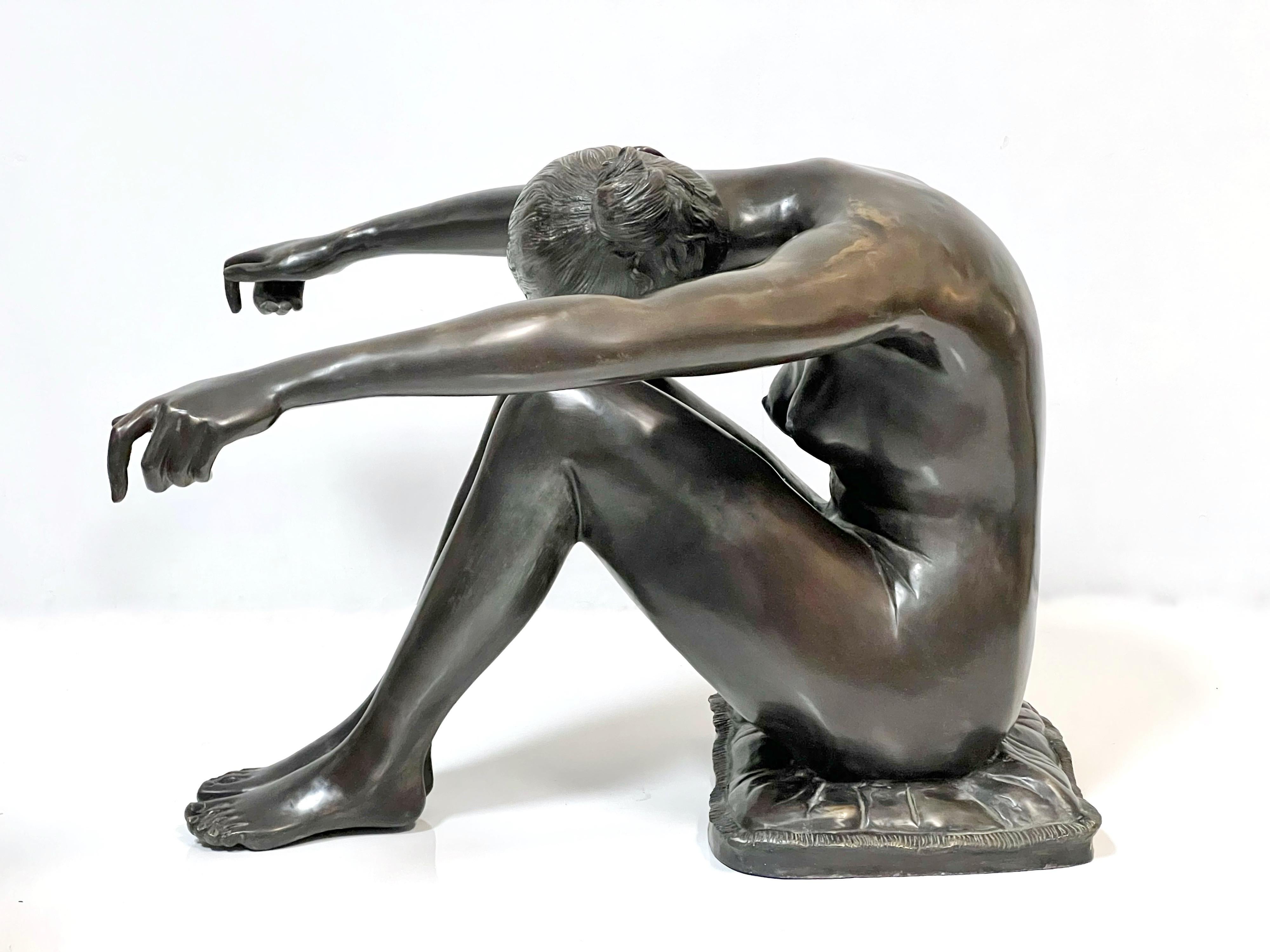 Americano Tavolino in bronzo con scultura nuda che regge il piano in vetro