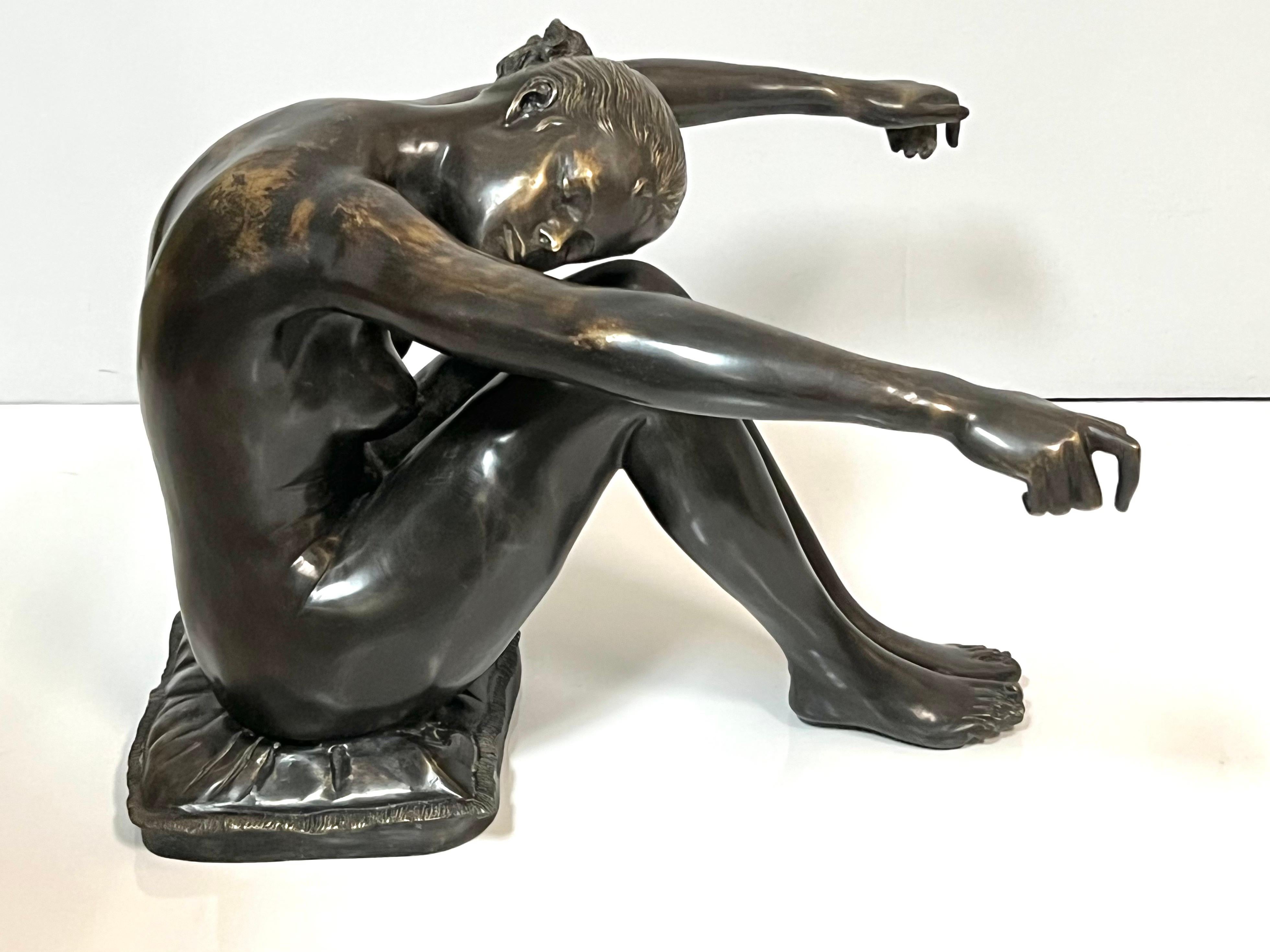 Tavolino in bronzo con scultura nuda che regge il piano in vetro In condizioni buone a Miami, FL