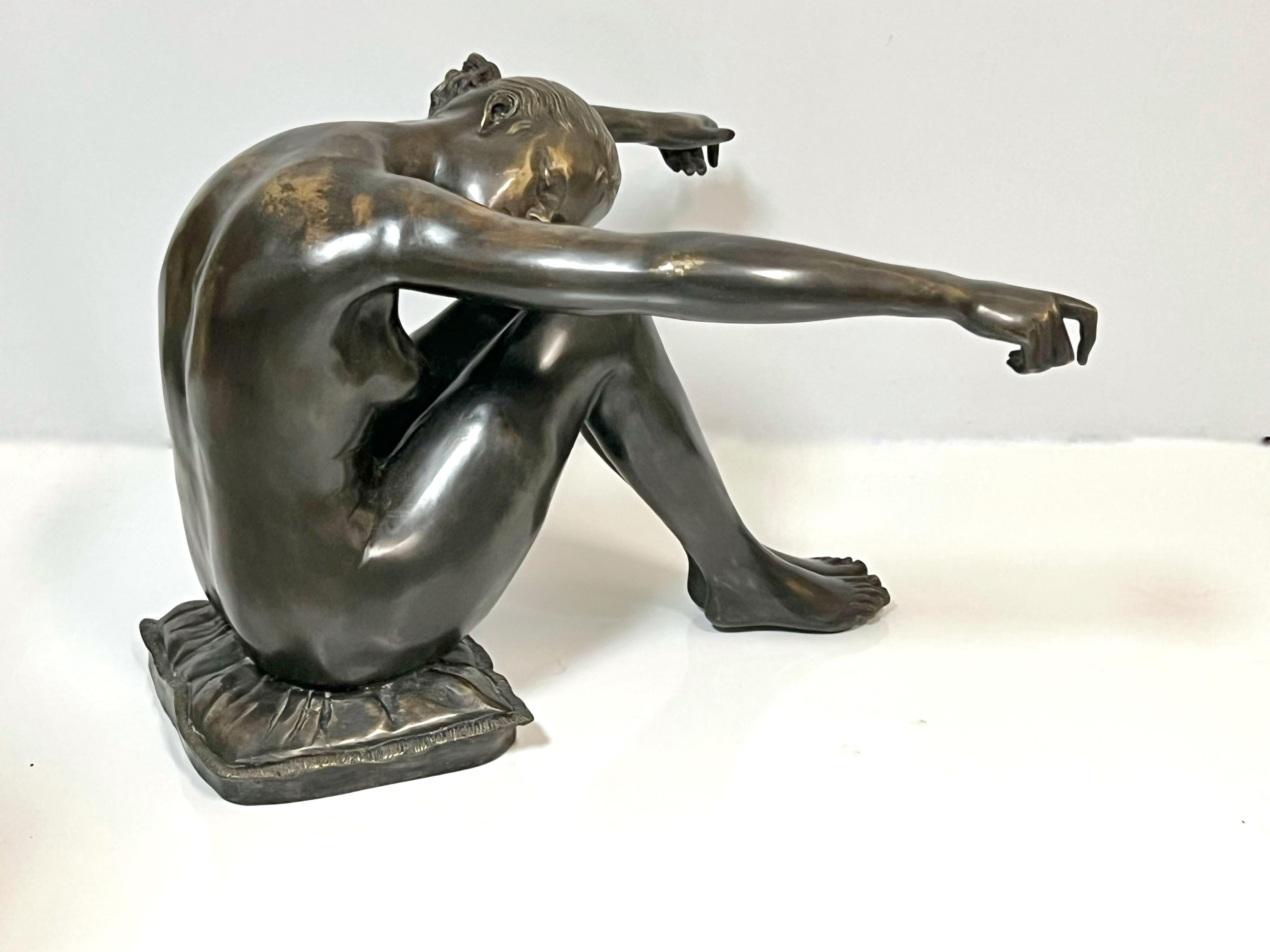 Fine XX secolo Tavolino in bronzo con scultura nuda che regge il piano in vetro