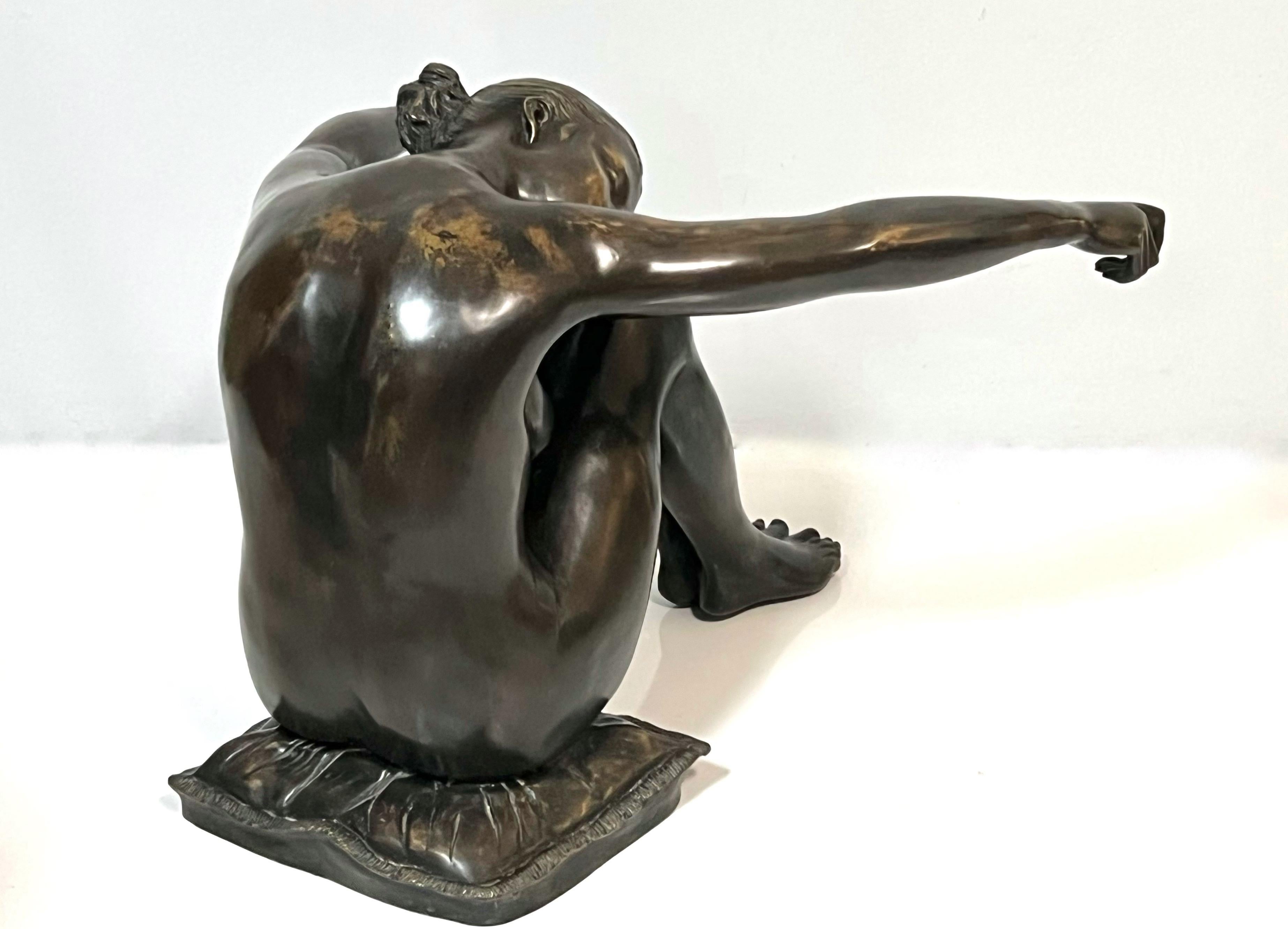 Tavolino in bronzo con scultura nuda che regge il piano in vetro 1