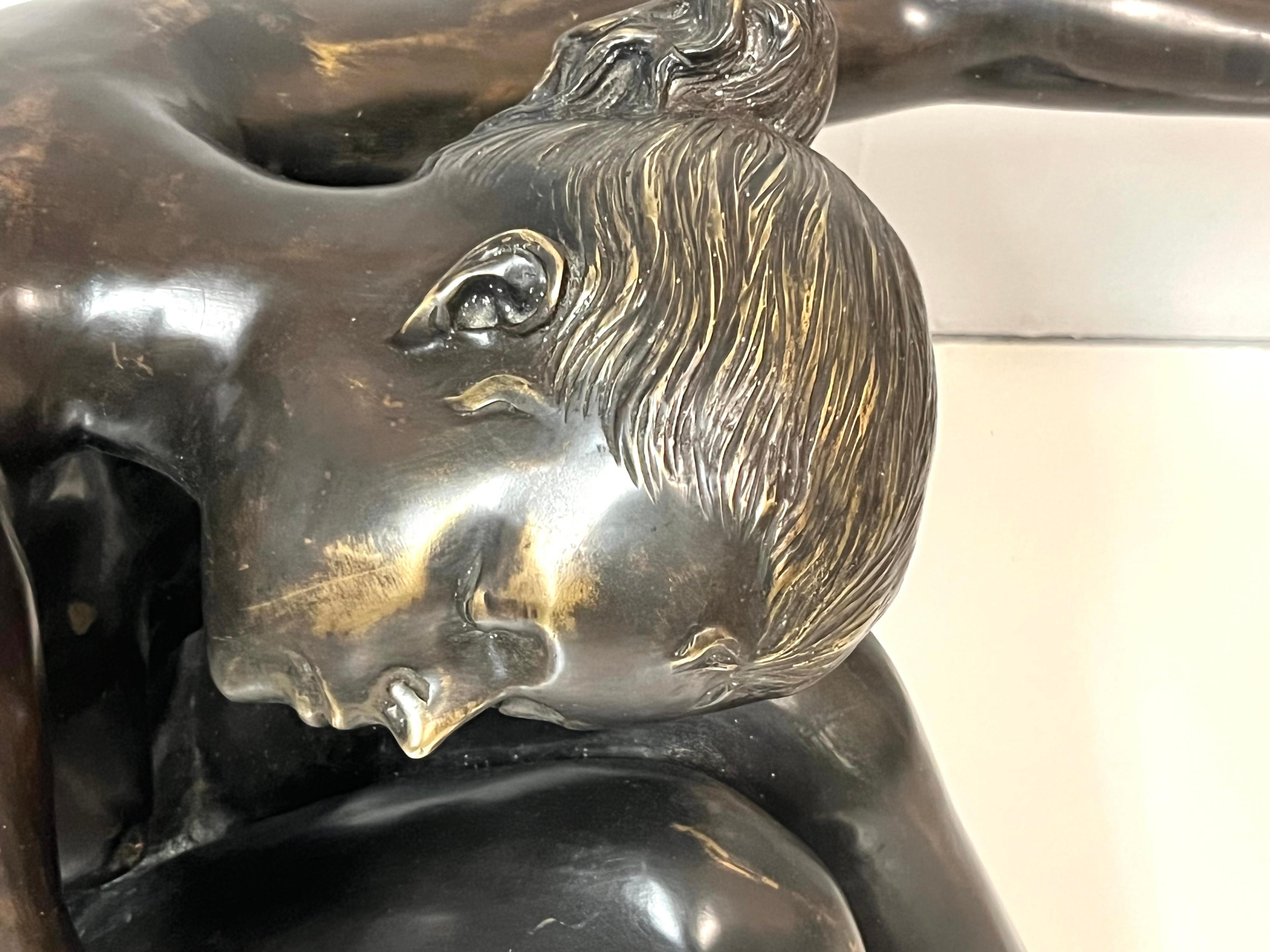 Tavolino in bronzo con scultura nuda che regge il piano in vetro 2