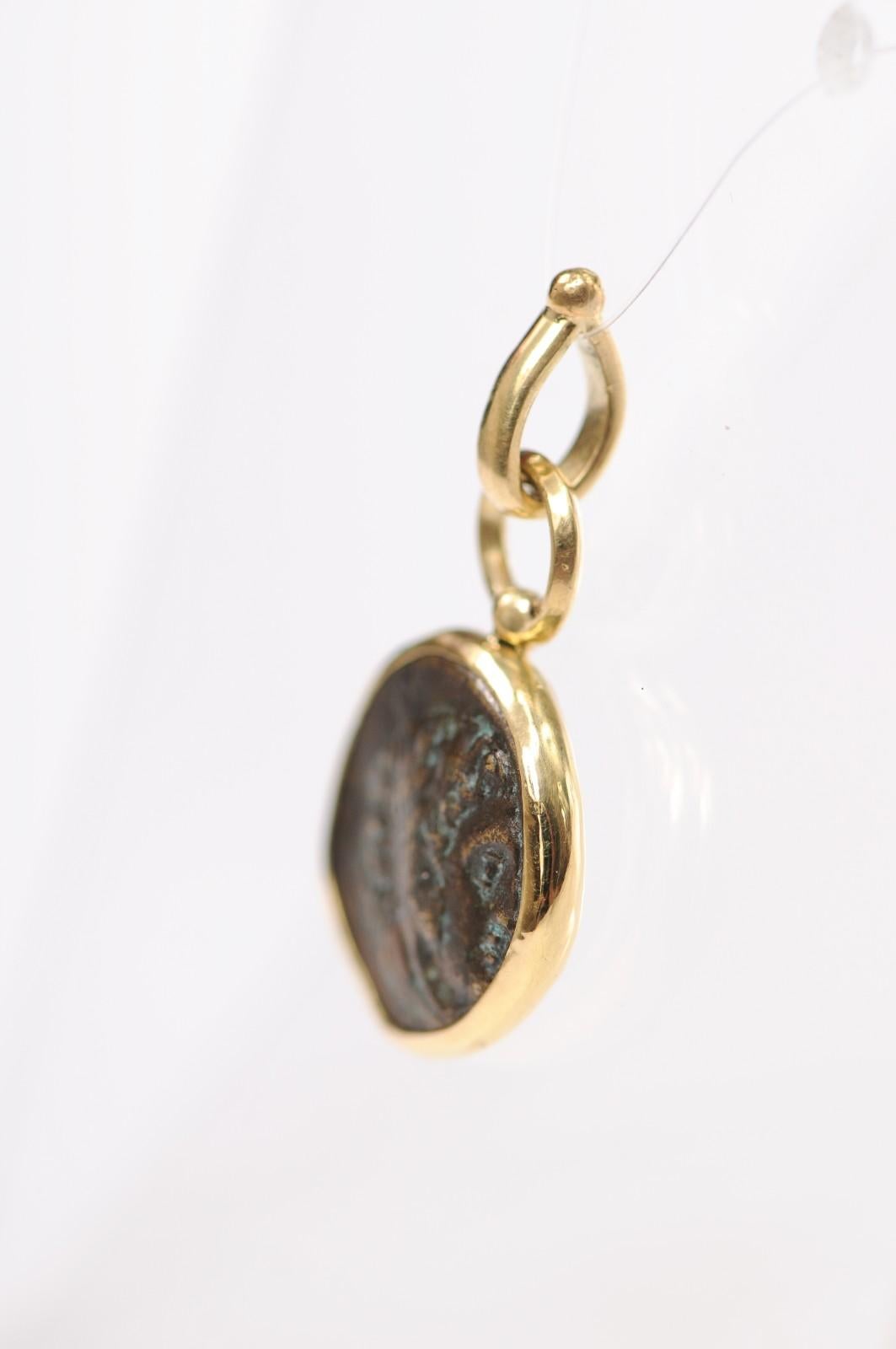 Ciondolo a forma di moneta in bronzo del 330 a.C. circa con 18 carati in vendita 5