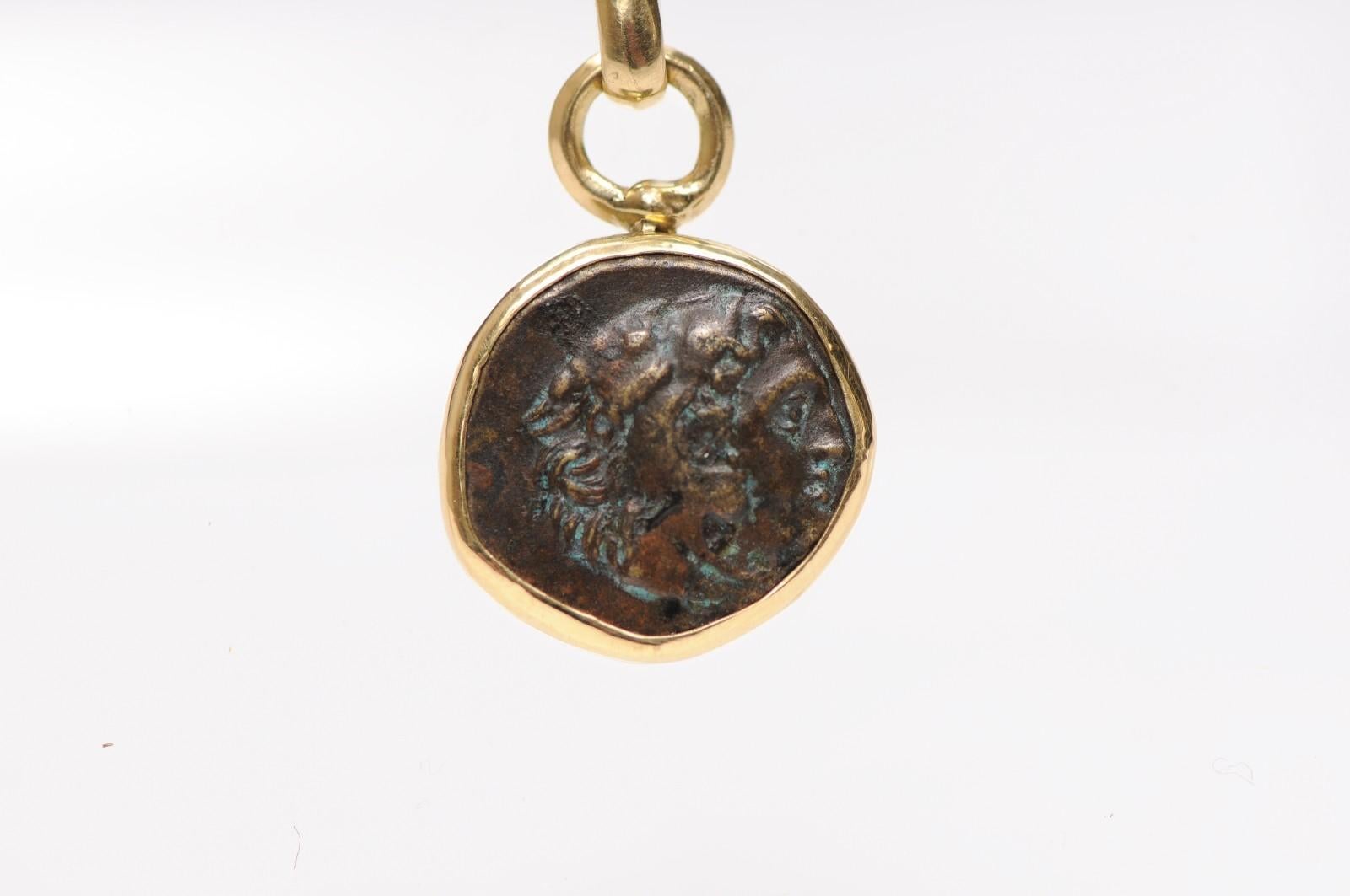 Ciondolo a forma di moneta in bronzo del 330 a.C. circa con 18 carati in vendita 6