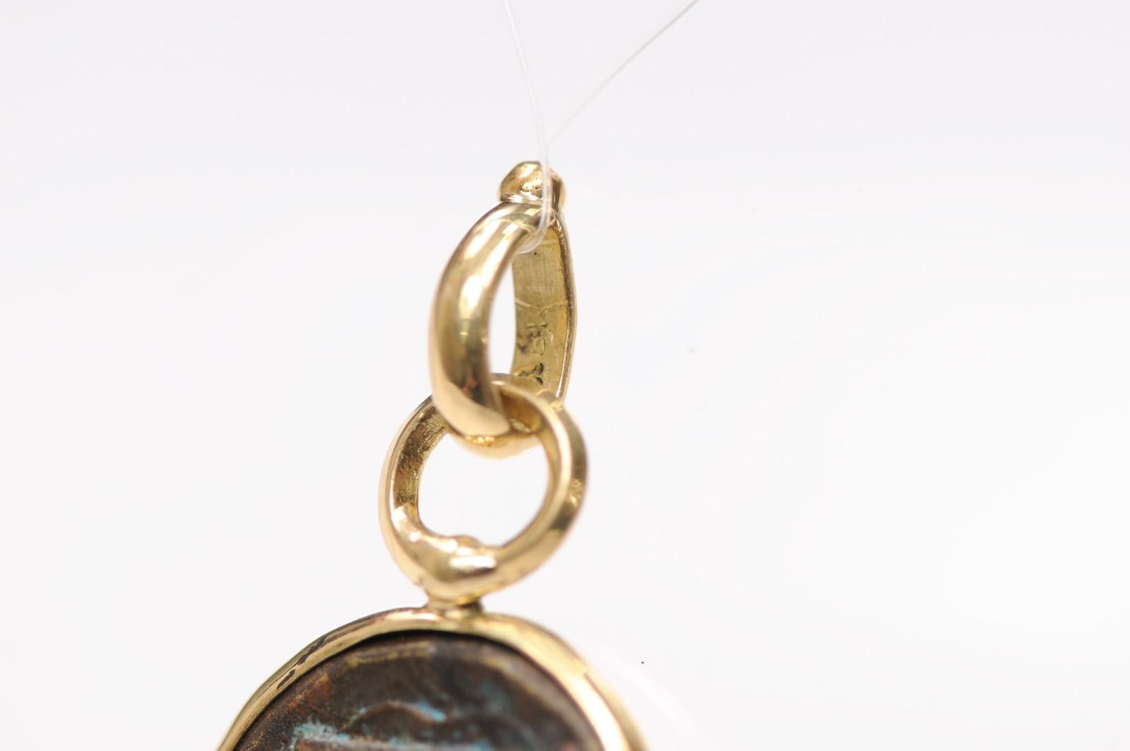 Ciondolo a forma di moneta in bronzo del 330 a.C. circa con 18 carati in vendita 7