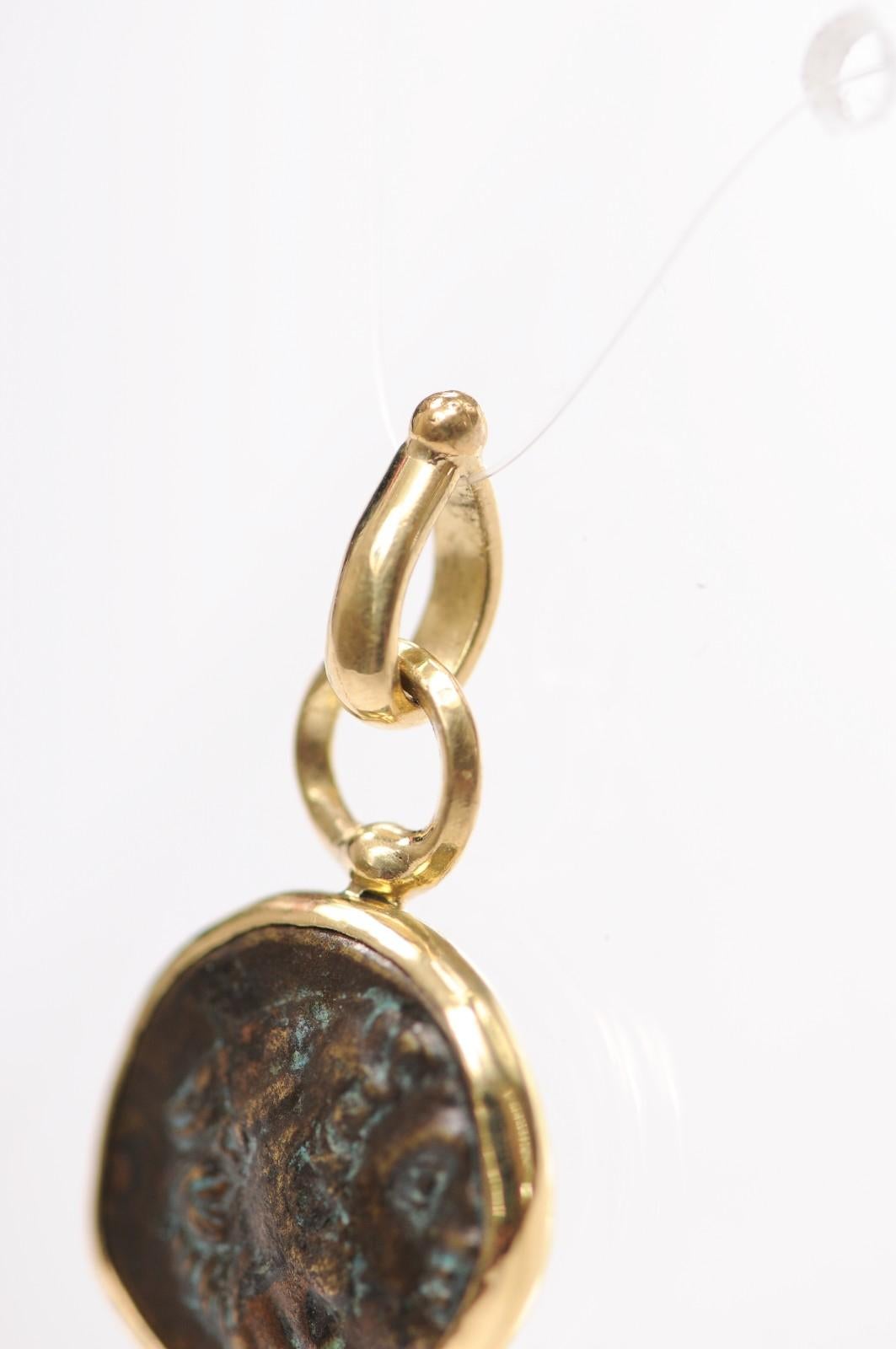 Ciondolo a forma di moneta in bronzo del 330 a.C. circa con 18 carati in vendita 8