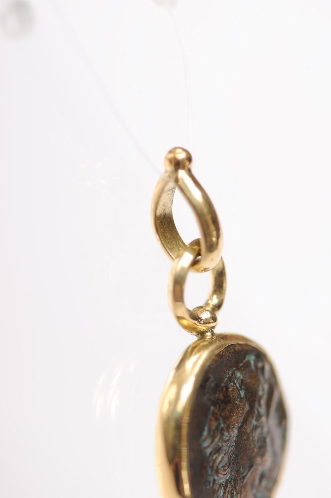 Ciondolo a forma di moneta in bronzo del 330 a.C. circa con 18 carati in vendita 9