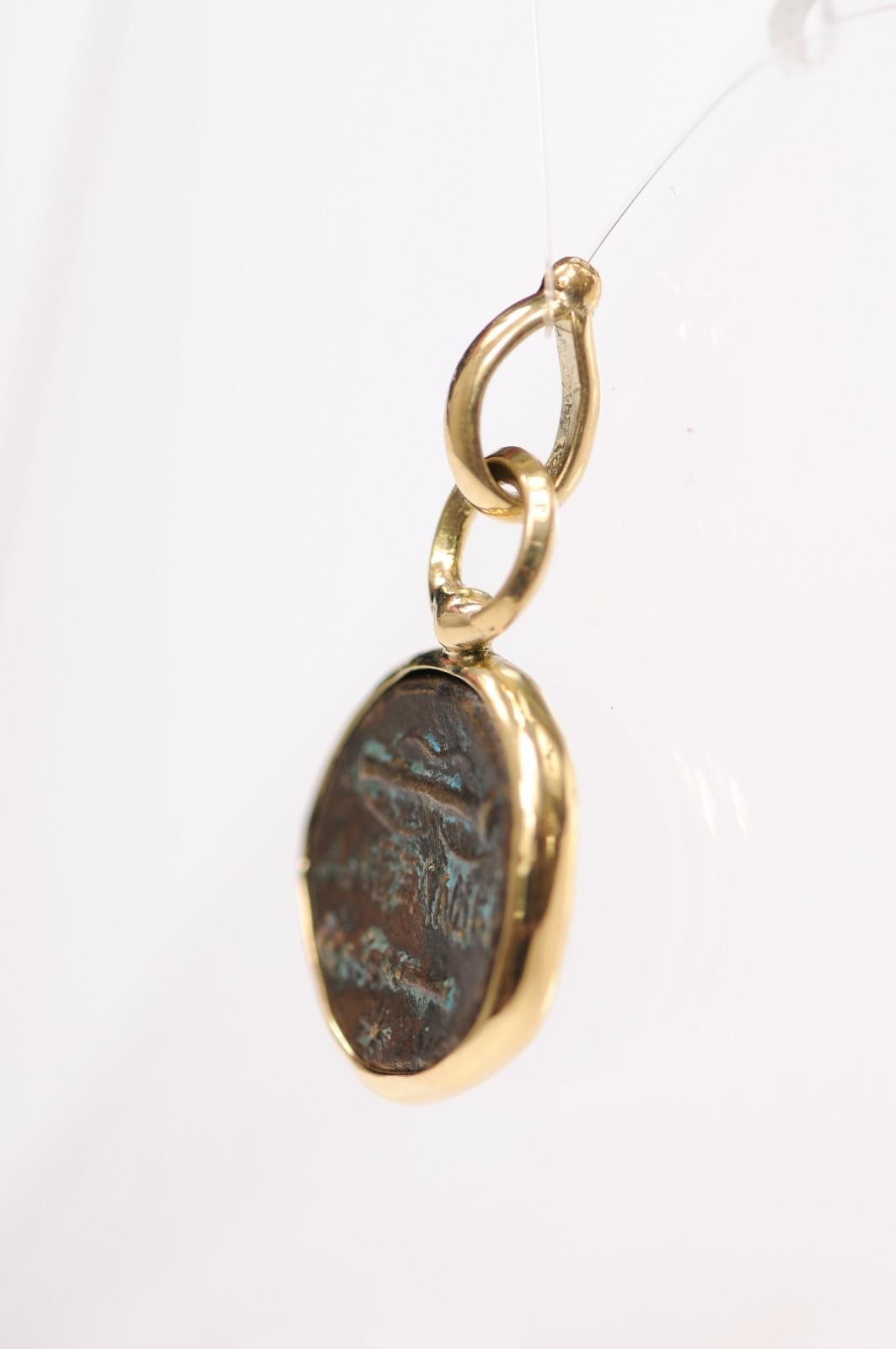 Ciondolo a forma di moneta in bronzo del 330 a.C. circa con 18 carati In condizioni ottime in vendita a Atlanta, GA