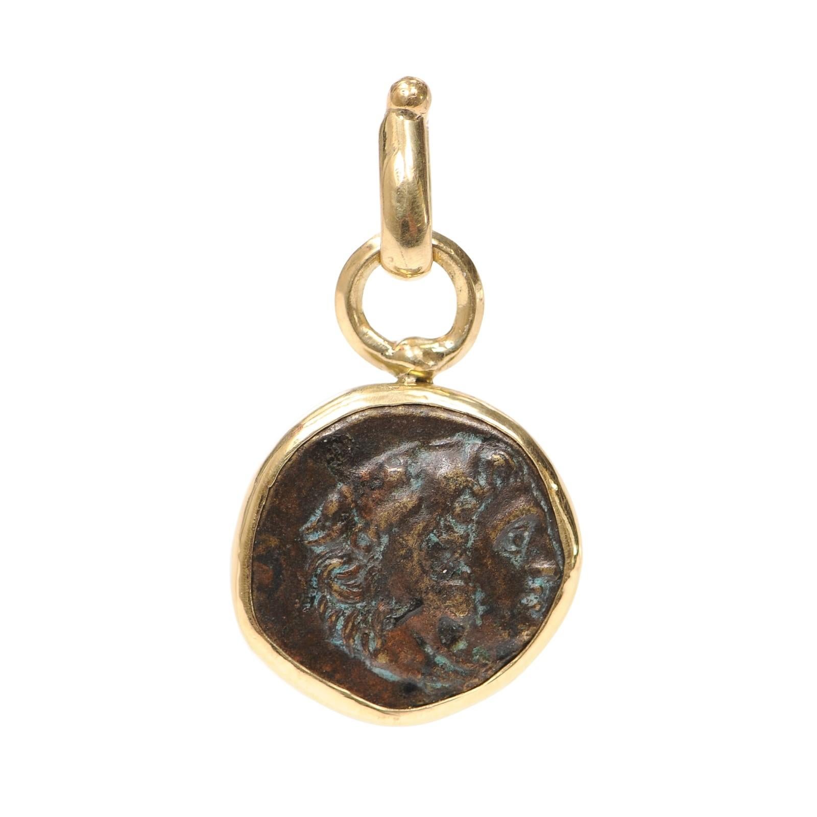 Ciondolo a forma di moneta in bronzo del 330 a.C. circa con 18 carati in vendita 1
