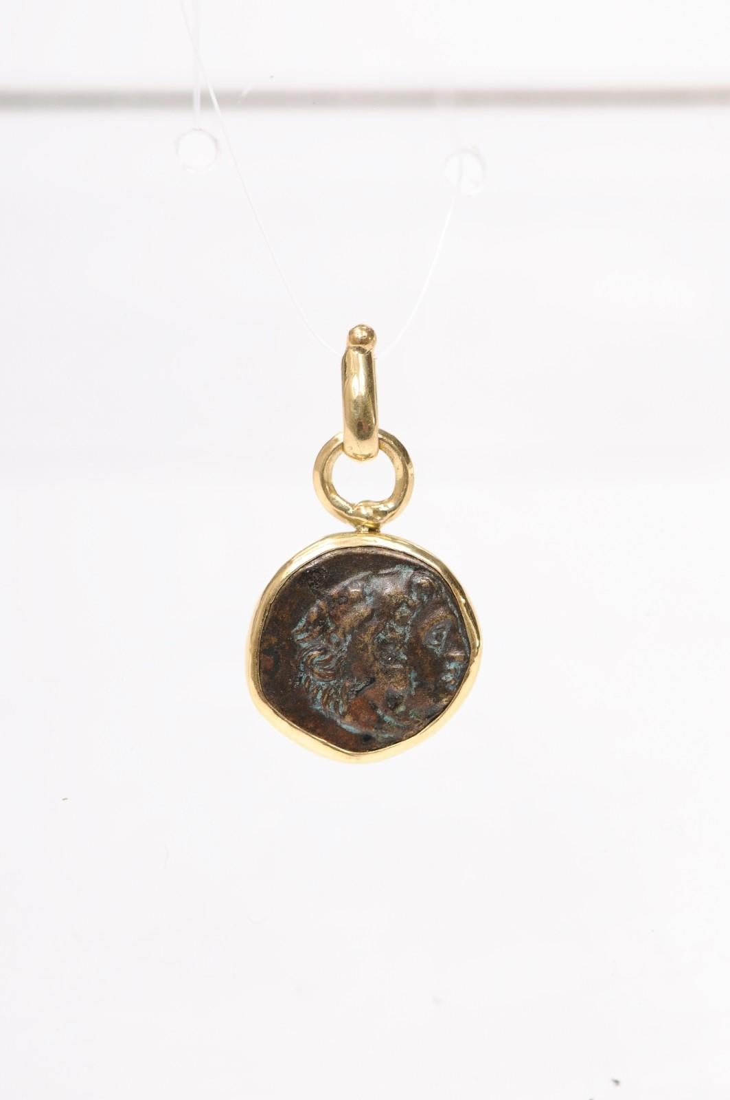 Ciondolo a forma di moneta in bronzo del 330 a.C. circa con 18 carati in vendita 2