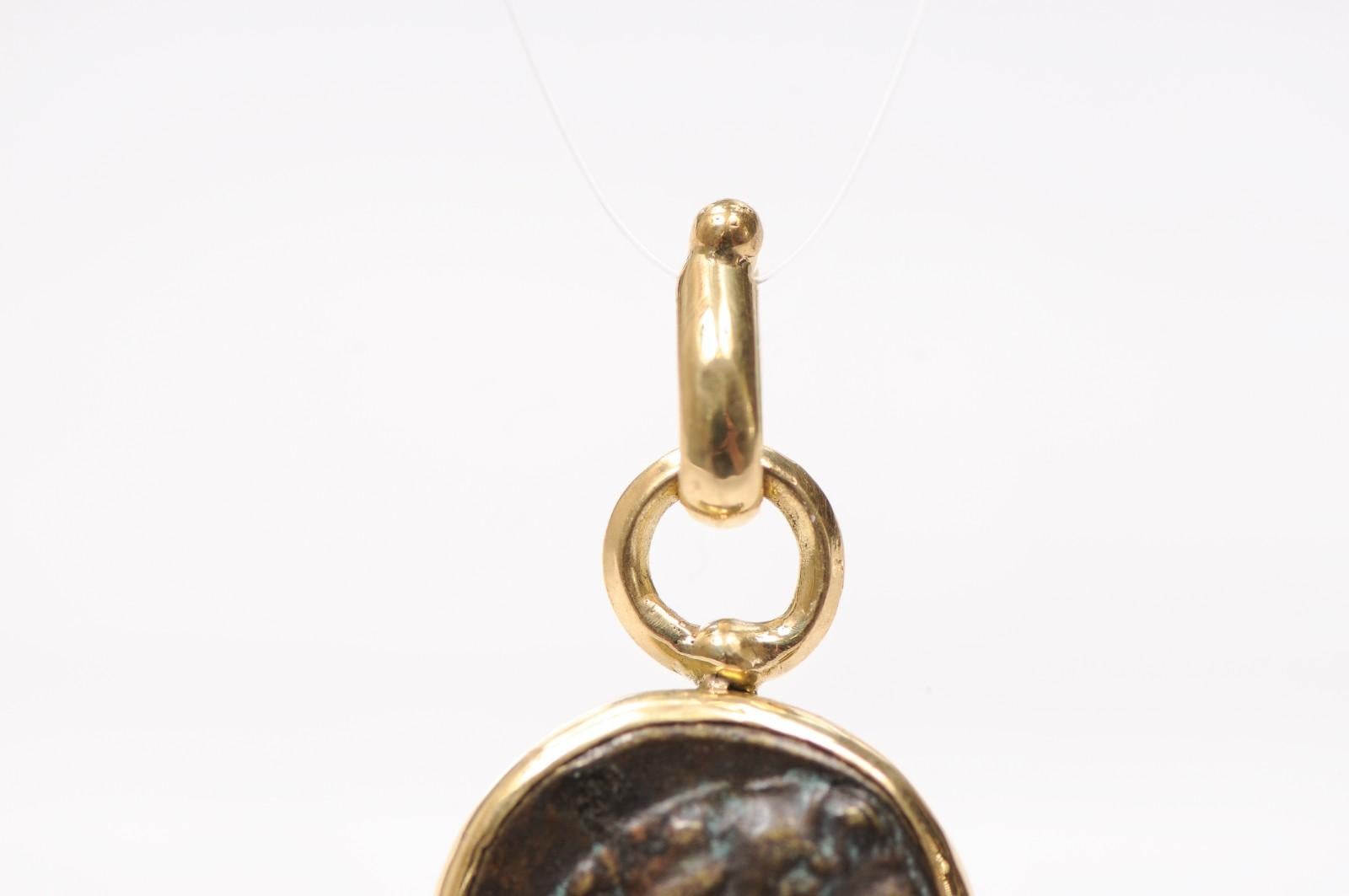 Ciondolo a forma di moneta in bronzo del 330 a.C. circa con 18 carati in vendita 3