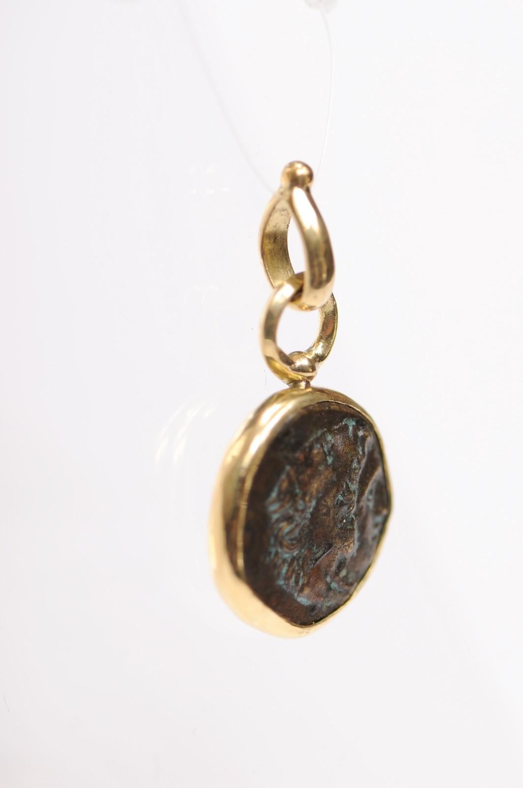 Ciondolo a forma di moneta in bronzo del 330 a.C. circa con 18 carati in vendita 4