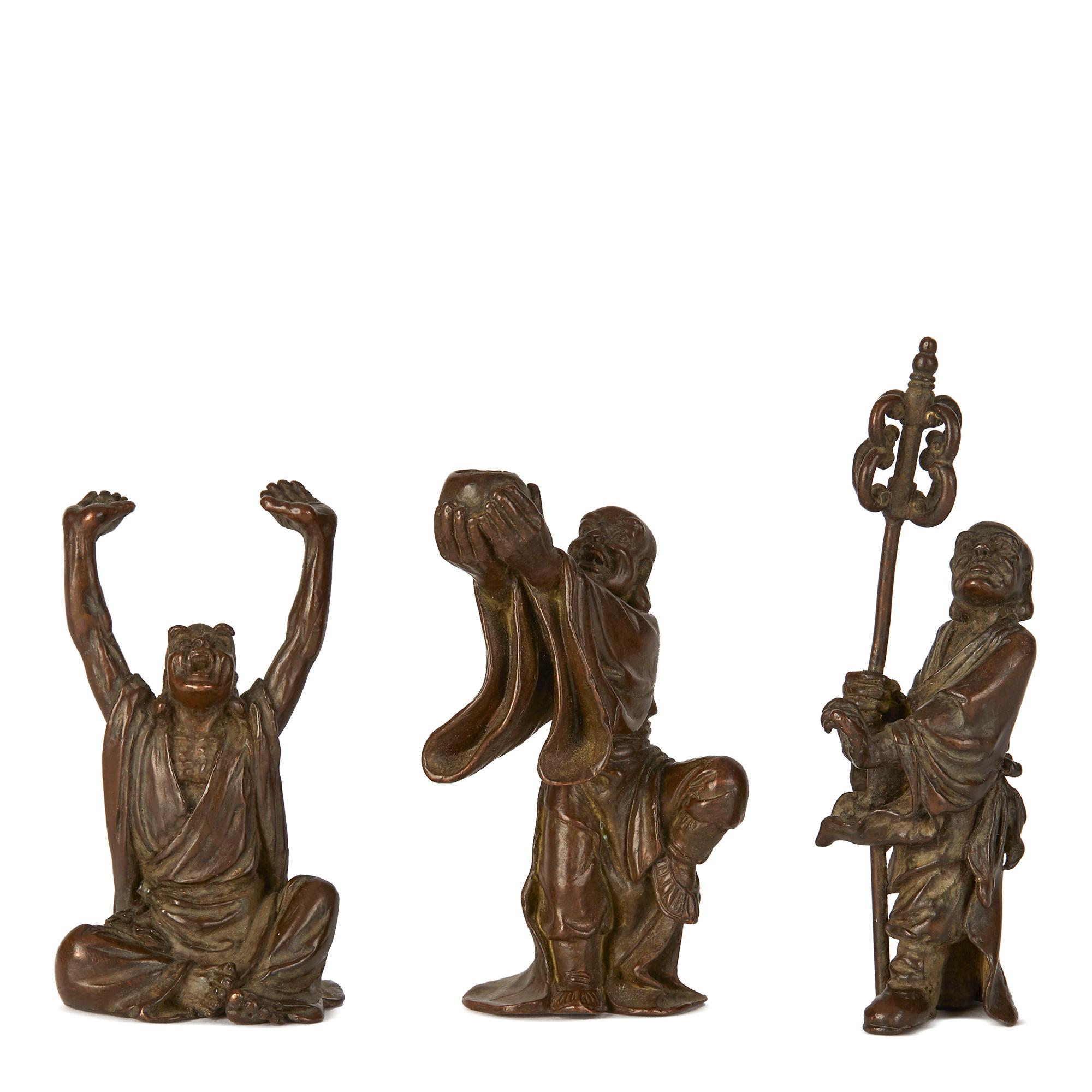 Eine äußerst seltene Bronzesammlung der achtzehn (Archats) Luohan-Jünger, wie sie in der chinesischen buddhistischen Kultur dargestellt sind. Die Figuren sind außergewöhnlich gut gemacht und stellen die Luohan in ihren jeweiligen Kräften dar. Sie