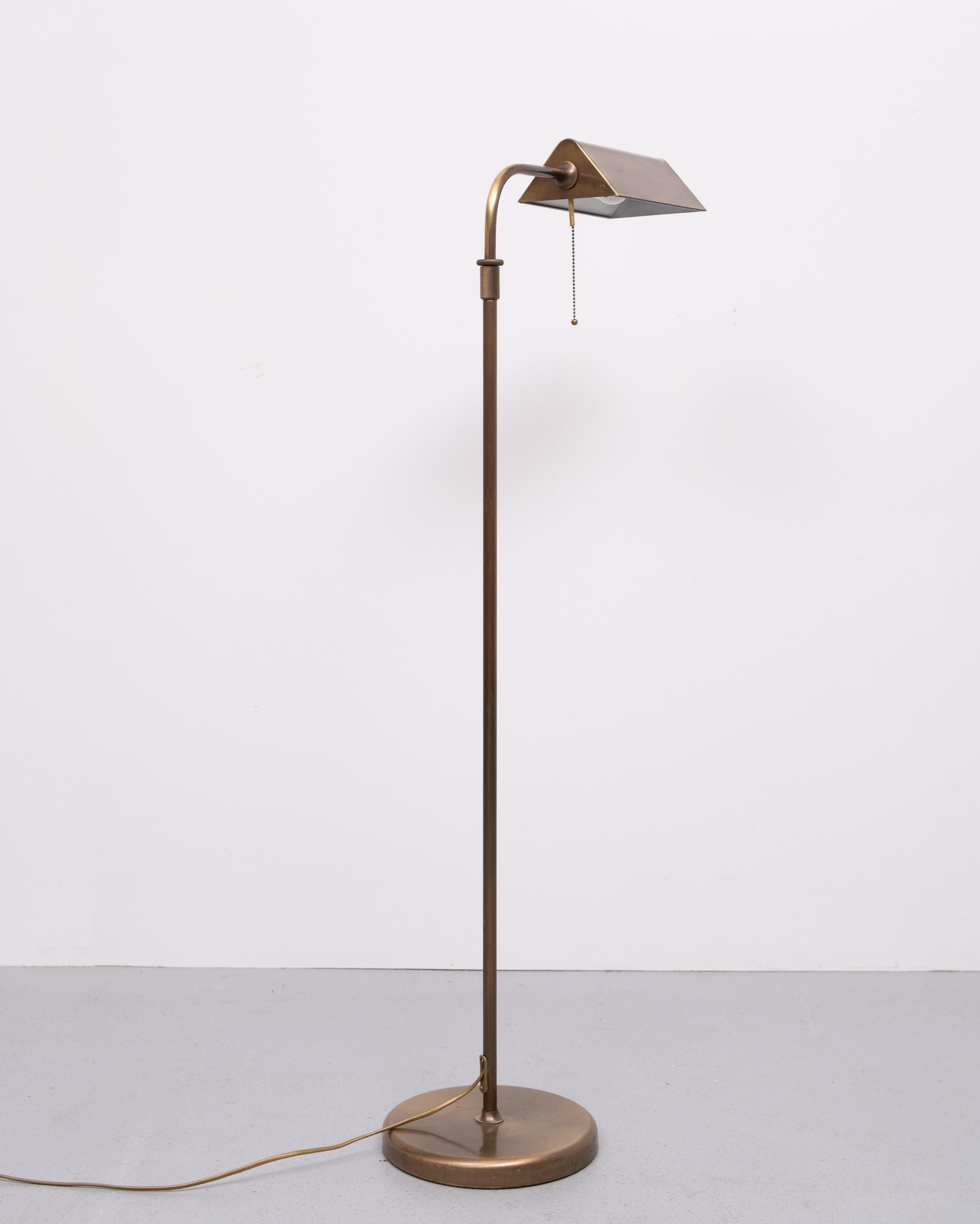 Very nice Bronze Color Floor lamp .  Adjustable in Height .
Ideal reading lamp. Pull down switch . 1 large E27 bulb needed .

