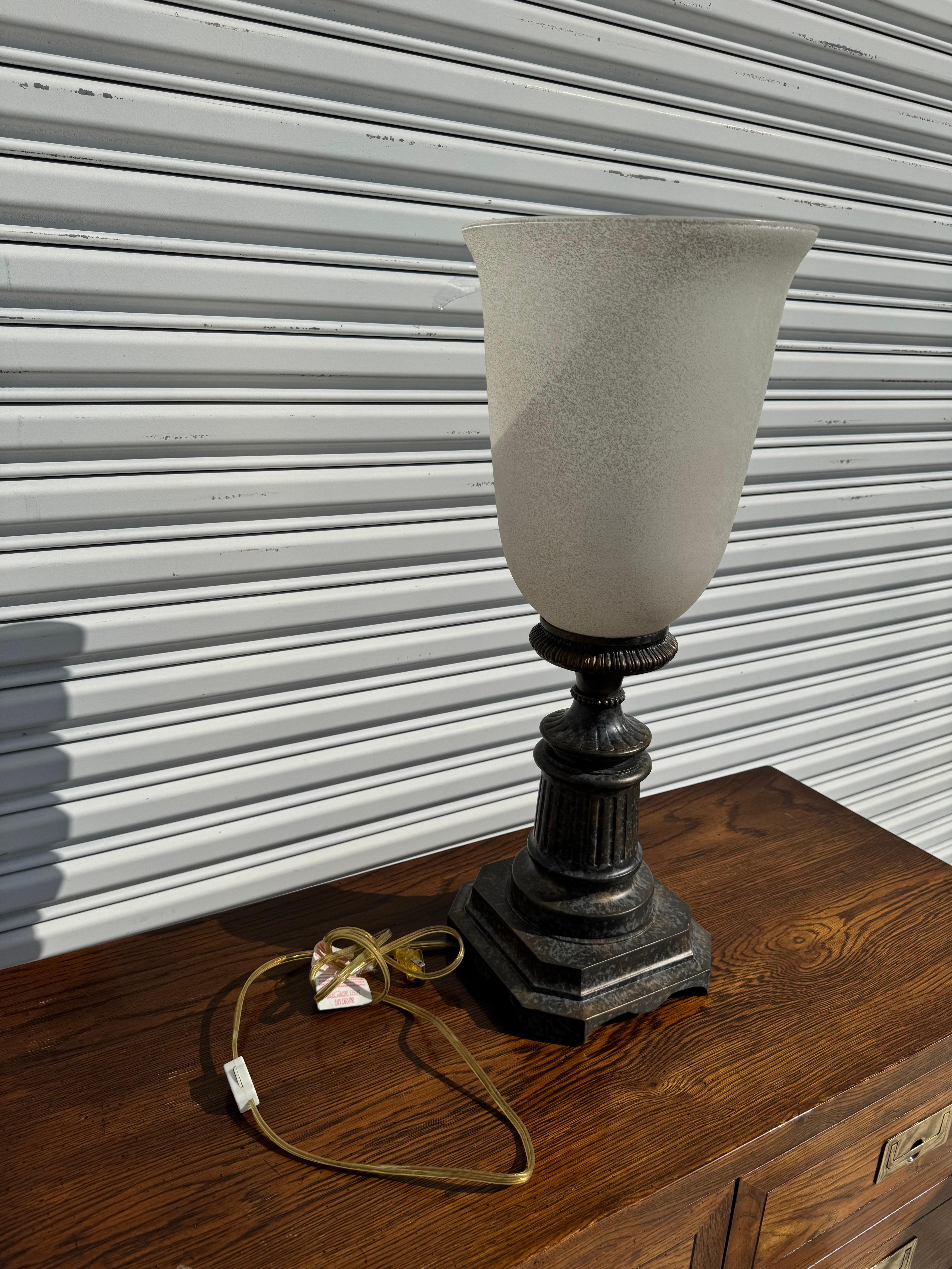 Il s'agit d'une lampe de table moderne.
Elle a été fabriquée comme une torchère, mais c'est une lampe de table.
La base est un métal dense de couleur bronze.
L'abat-jour est en verre givré blanc.