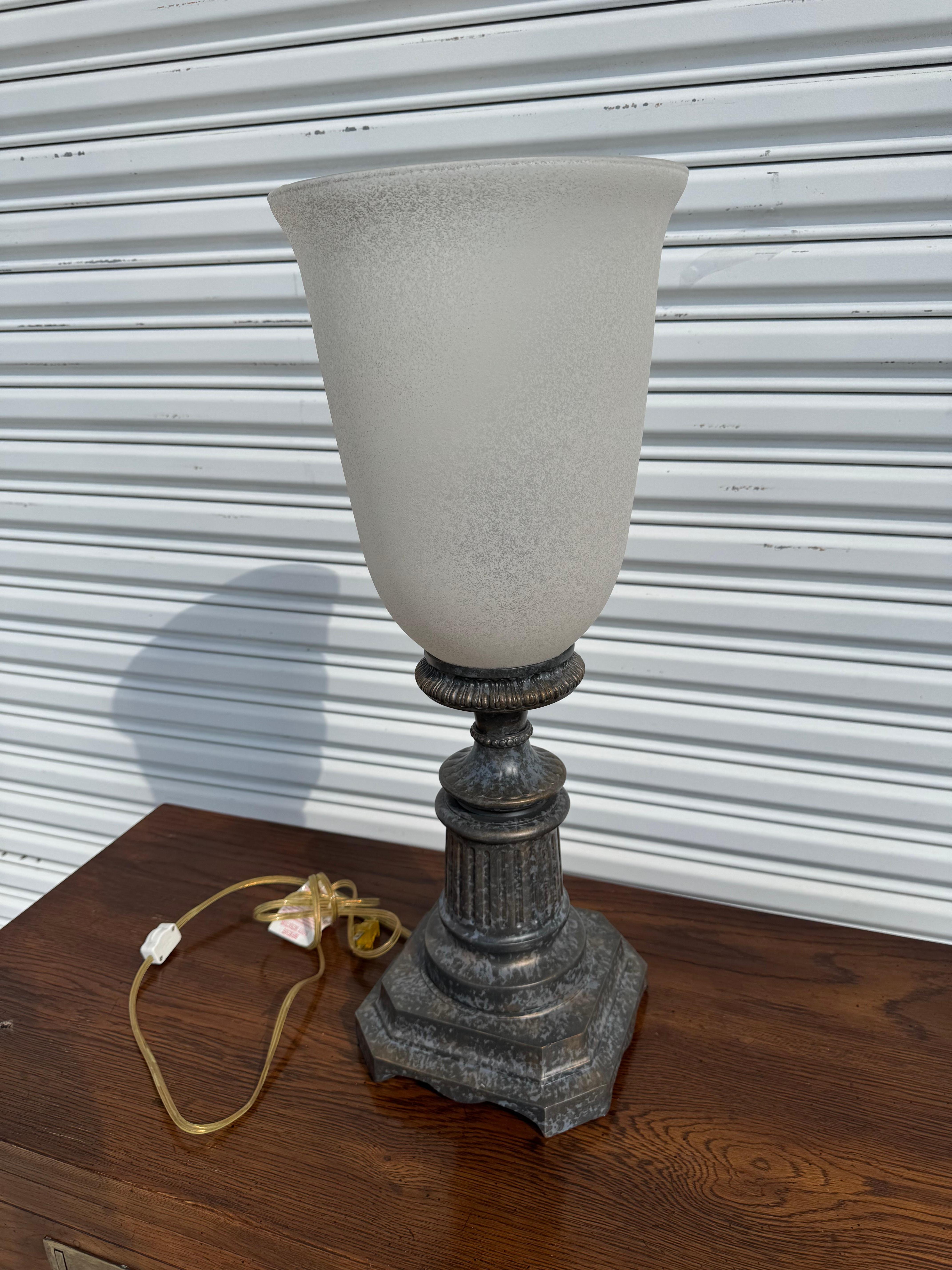 Classique américain Lampe torchère de table avec abat-jour, couleur bronze en vente