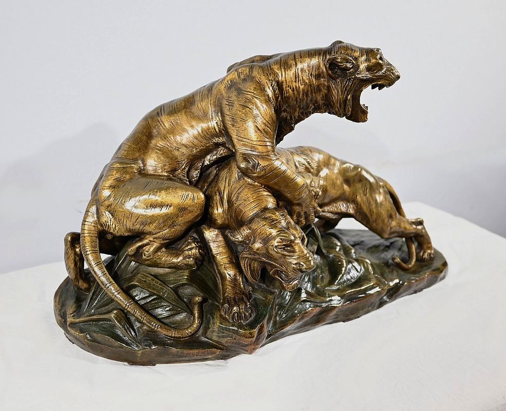 Large bronze with brown and gold patina, signed on the base by Edouard Drouot (1859-1945). This French sculptor is known for his sculptures of mythical scenes characterized by a sense of movement and an impressive expressive touch.
