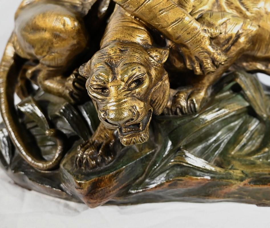 19th Century Bronze sculpture “Tiger Fight”, signed E. Drouot – Late 19th century For Sale