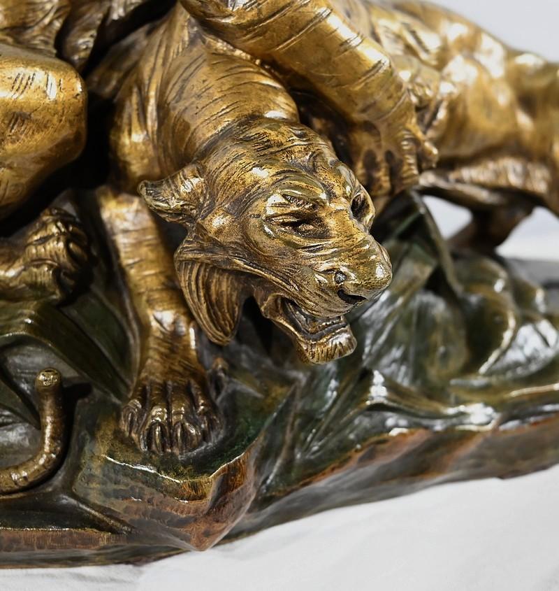 Bronze sculpture “Tiger Fight”, signed E. Drouot – Late 19th century For Sale 1