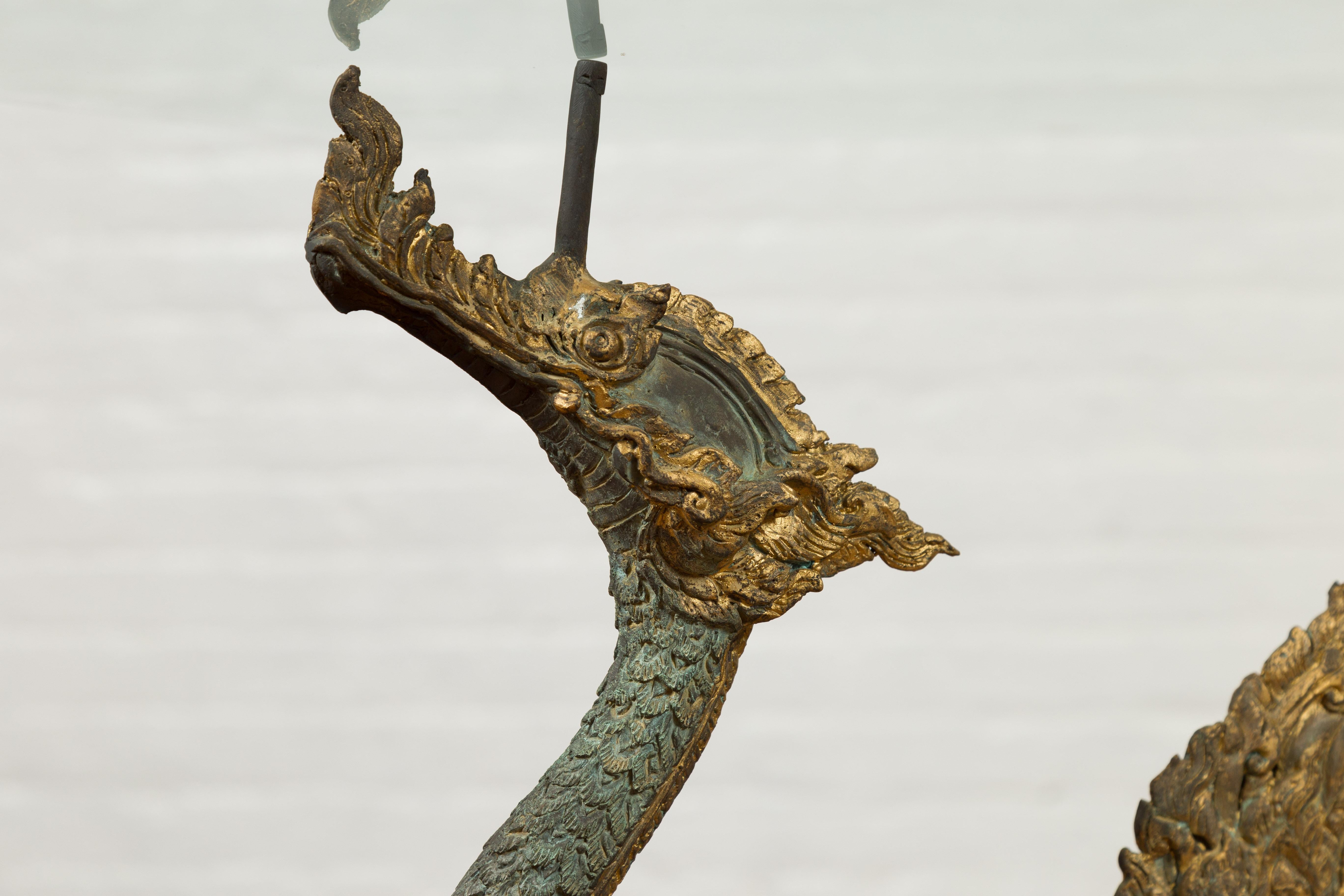 Base de table contemporaine à trois dragons en bronze avec patine vert-de-gris et accents dorés en vente 5