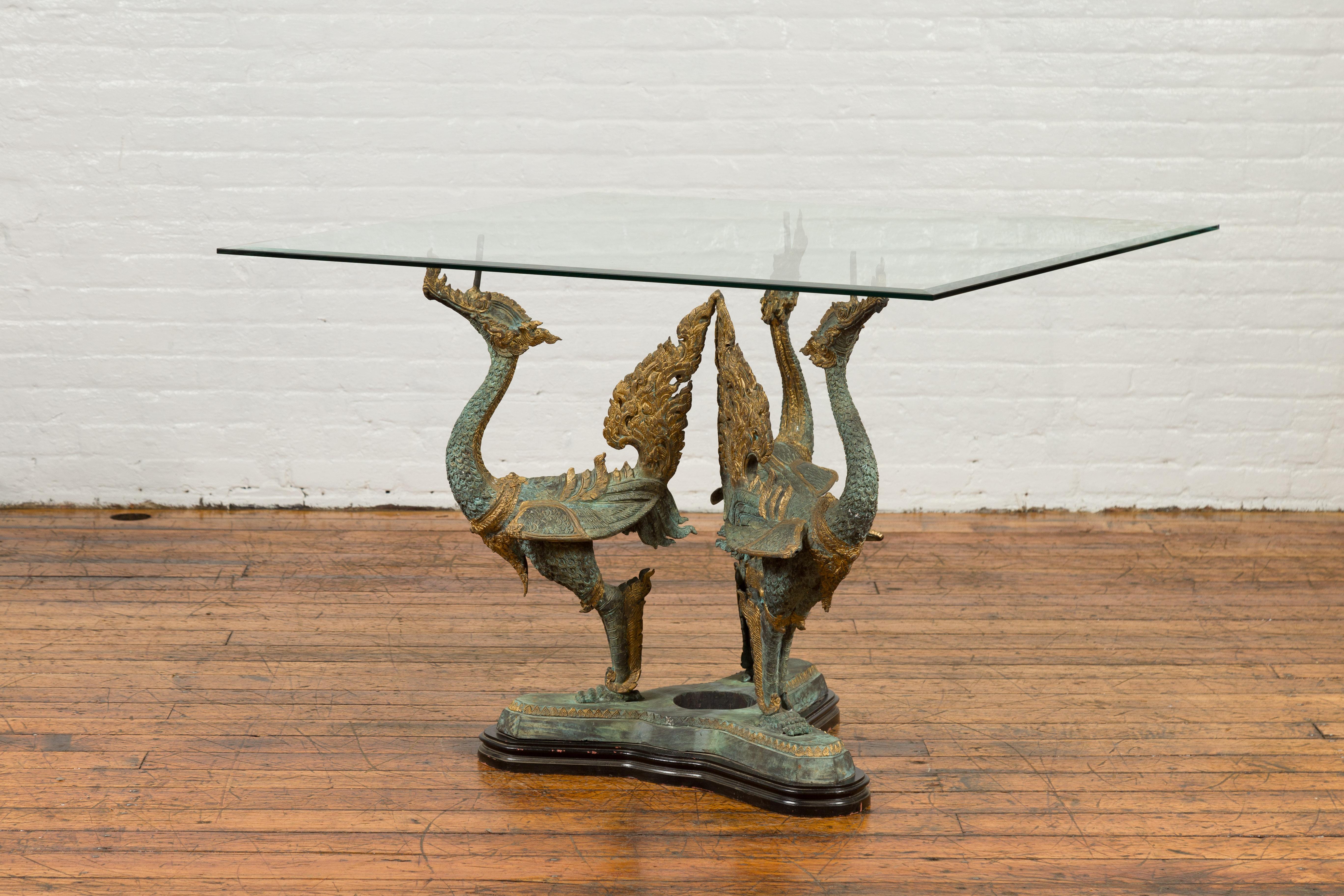 Base de table contemporaine à trois dragons en bronze avec patine vert-de-gris et accents dorés Bon état - En vente à Yonkers, NY