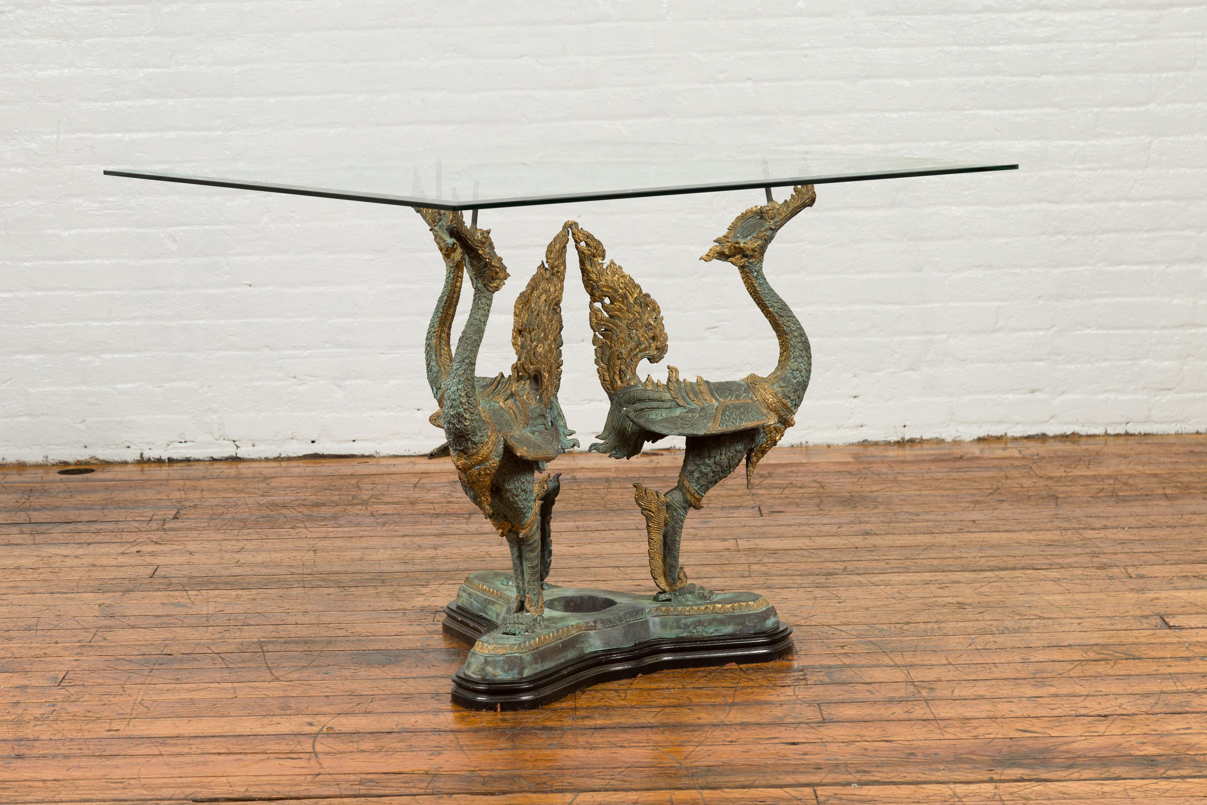 XXIe siècle et contemporain Base de table contemporaine à trois dragons en bronze avec patine vert-de-gris et accents dorés en vente