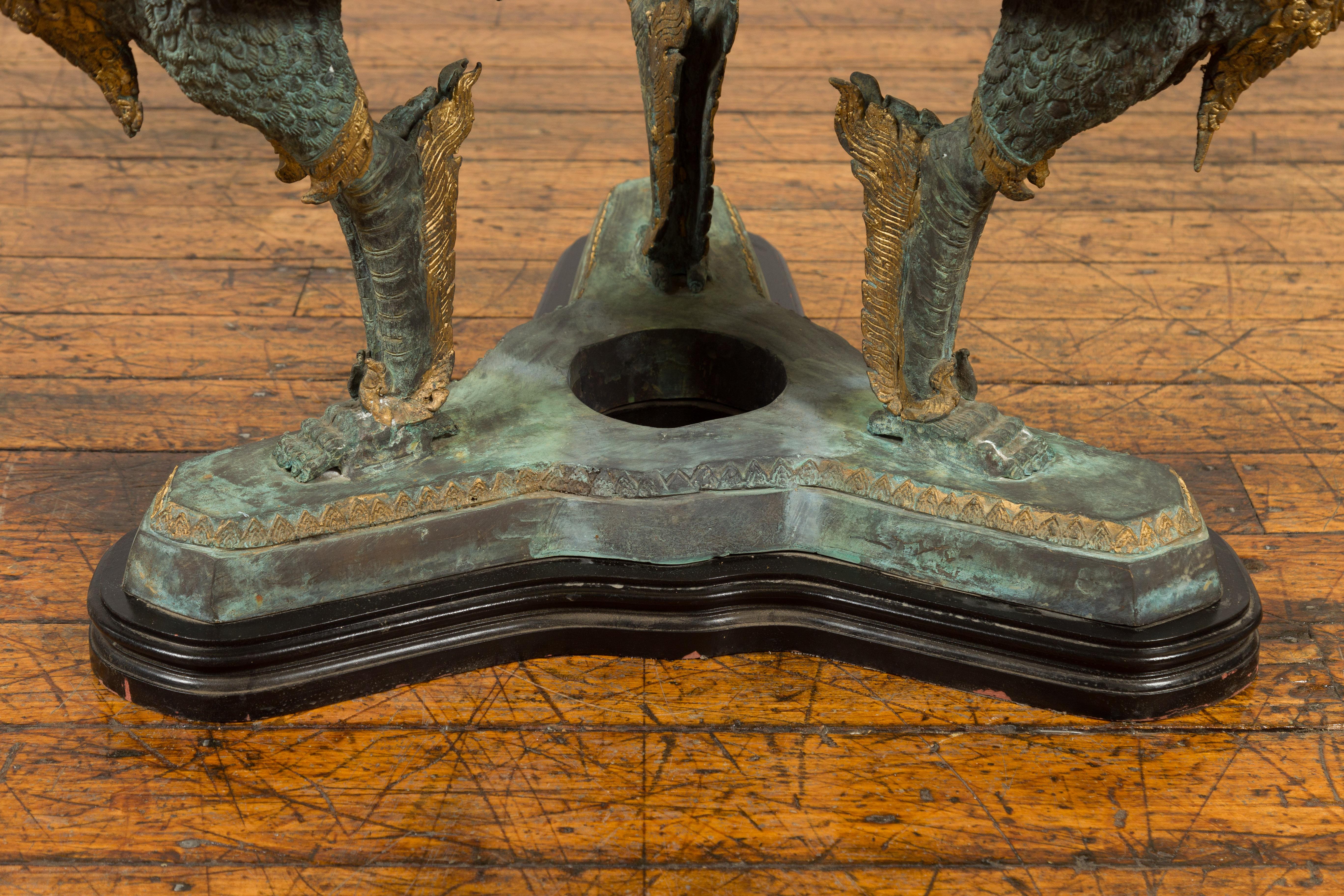 Base de table contemporaine à trois dragons en bronze avec patine vert-de-gris et accents dorés en vente 1