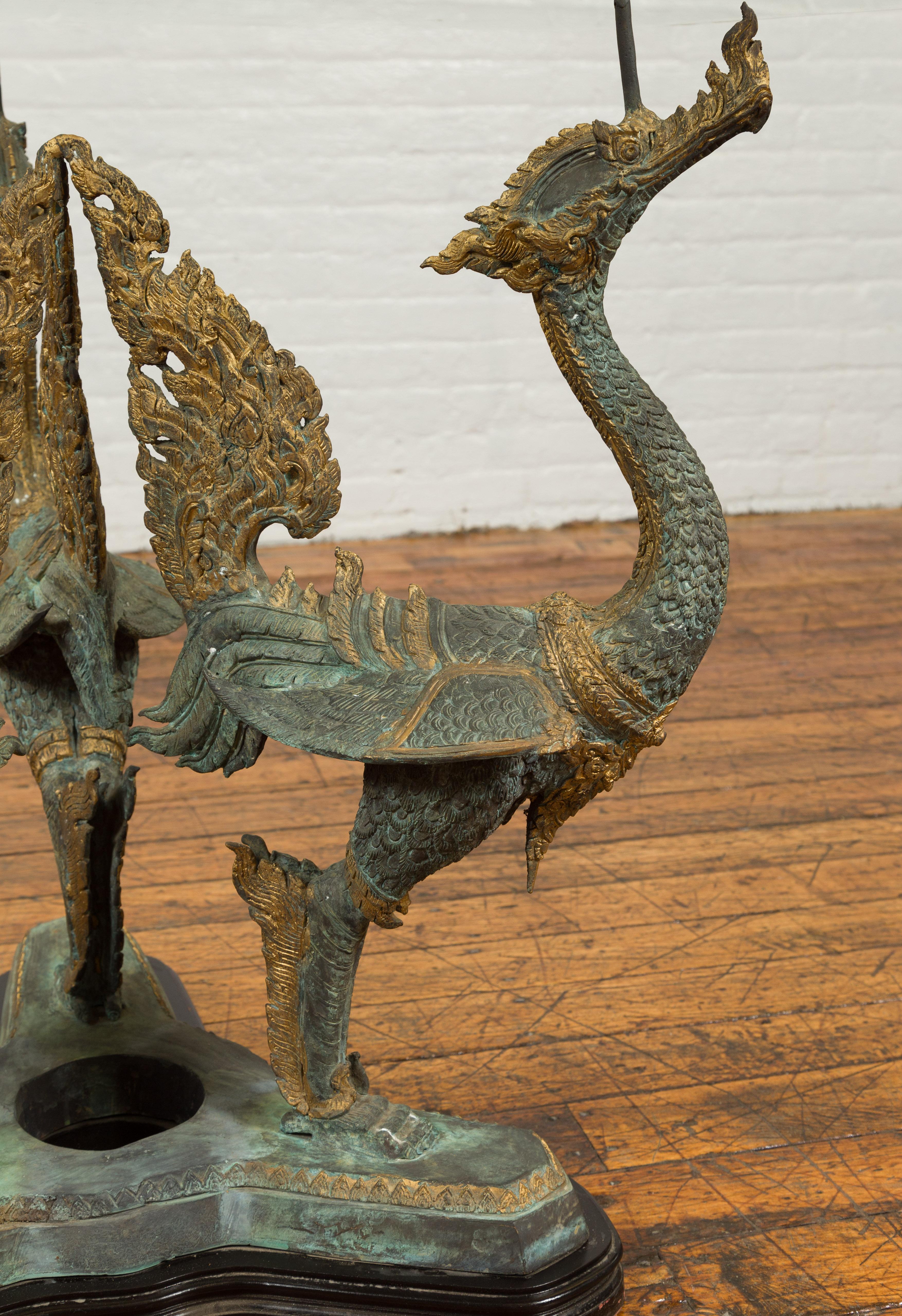 Base de table contemporaine à trois dragons en bronze avec patine vert-de-gris et accents dorés en vente 2