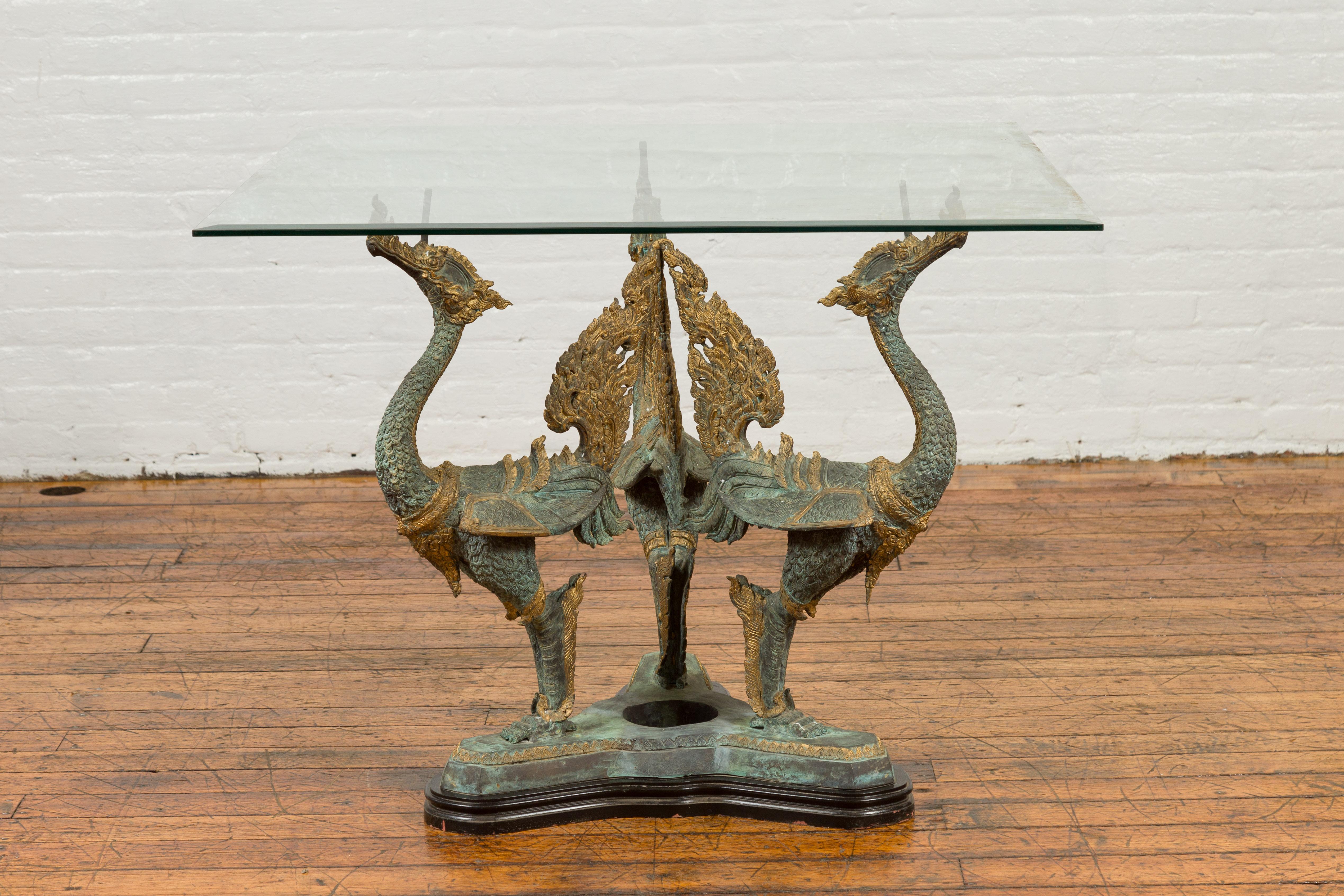 Base de table contemporaine à trois dragons en bronze avec patine vert-de-gris et accents dorés en vente 3