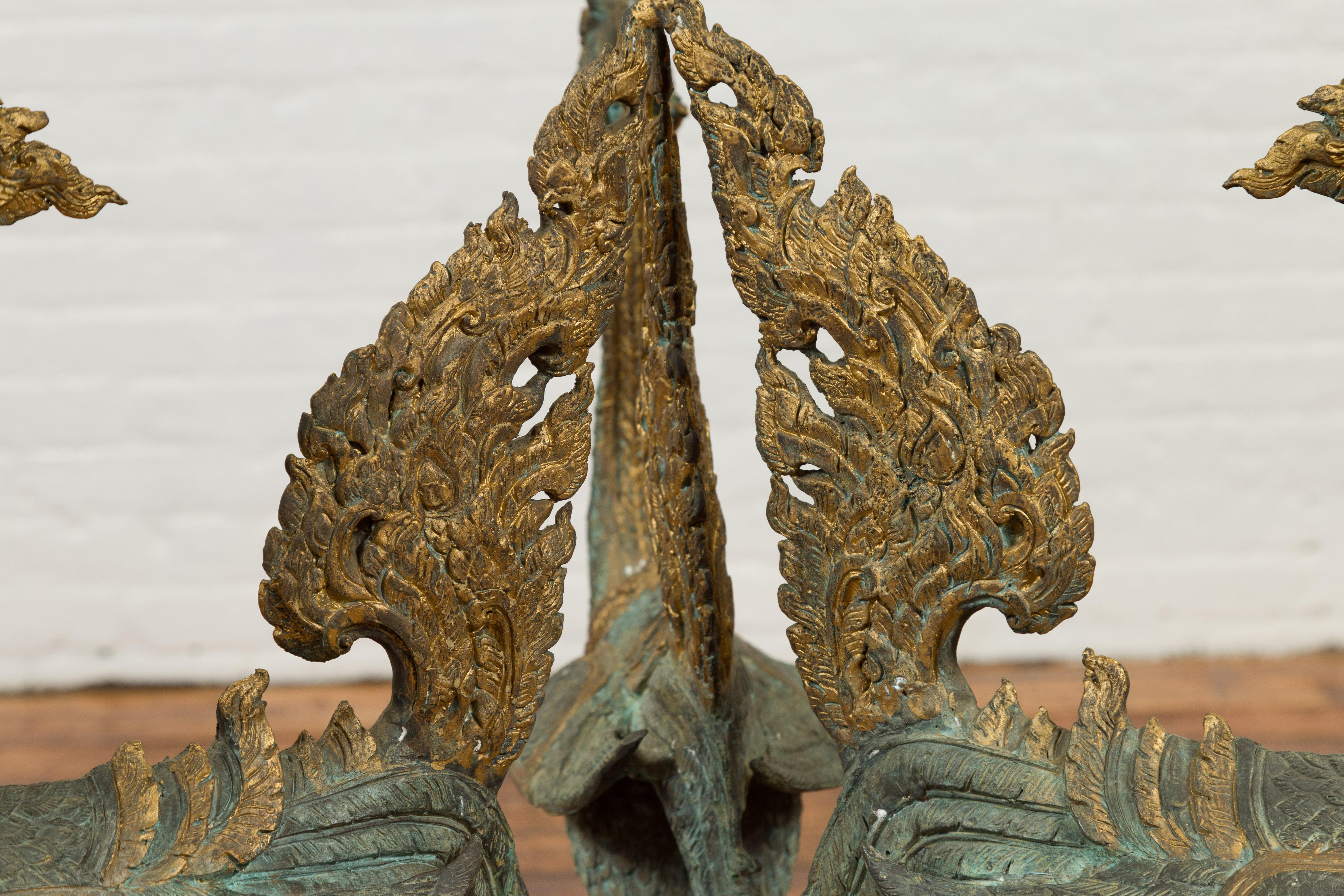Base de table contemporaine à trois dragons en bronze avec patine vert-de-gris et accents dorés en vente 4