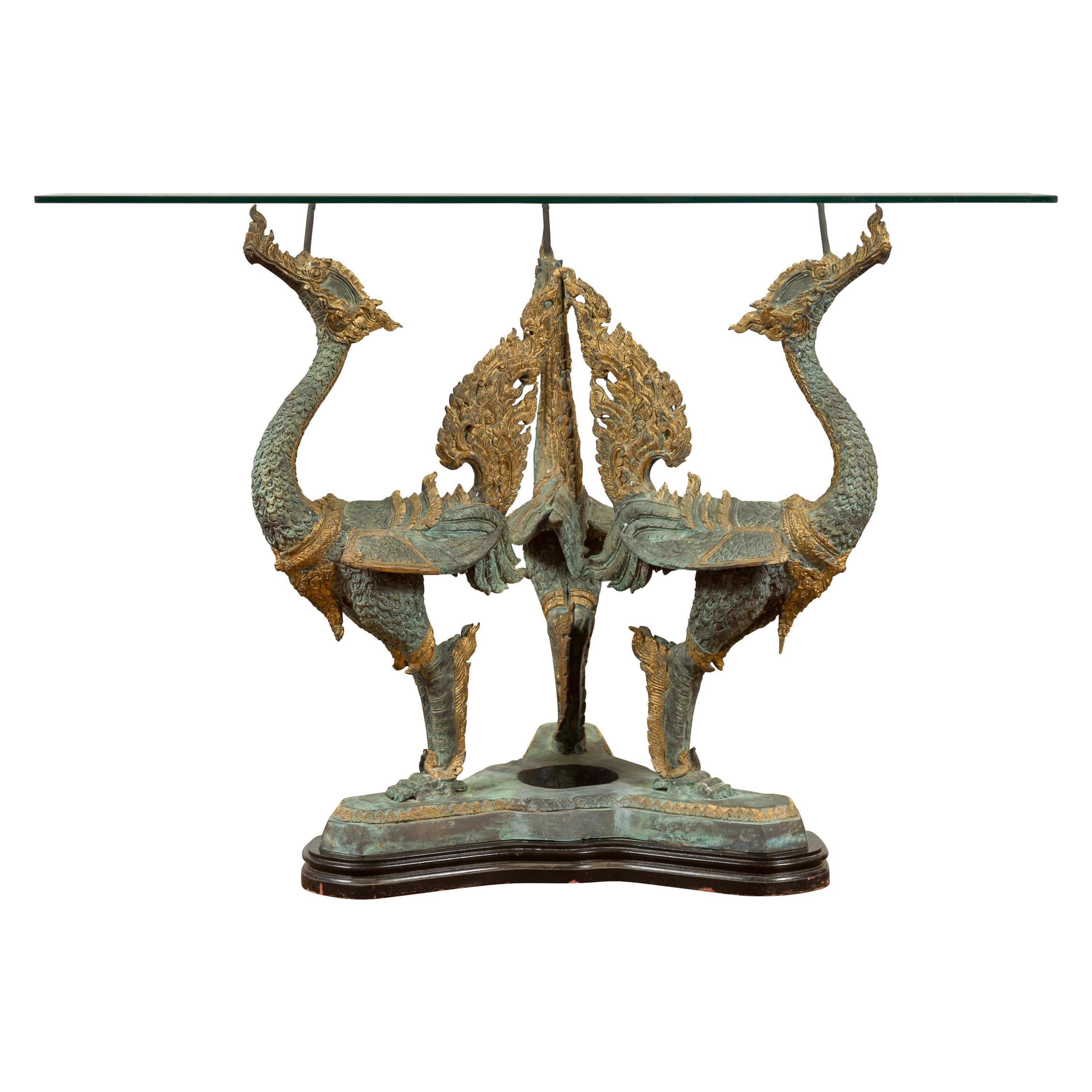 Base de table contemporaine à trois dragons en bronze avec patine vert-de-gris et accents dorés