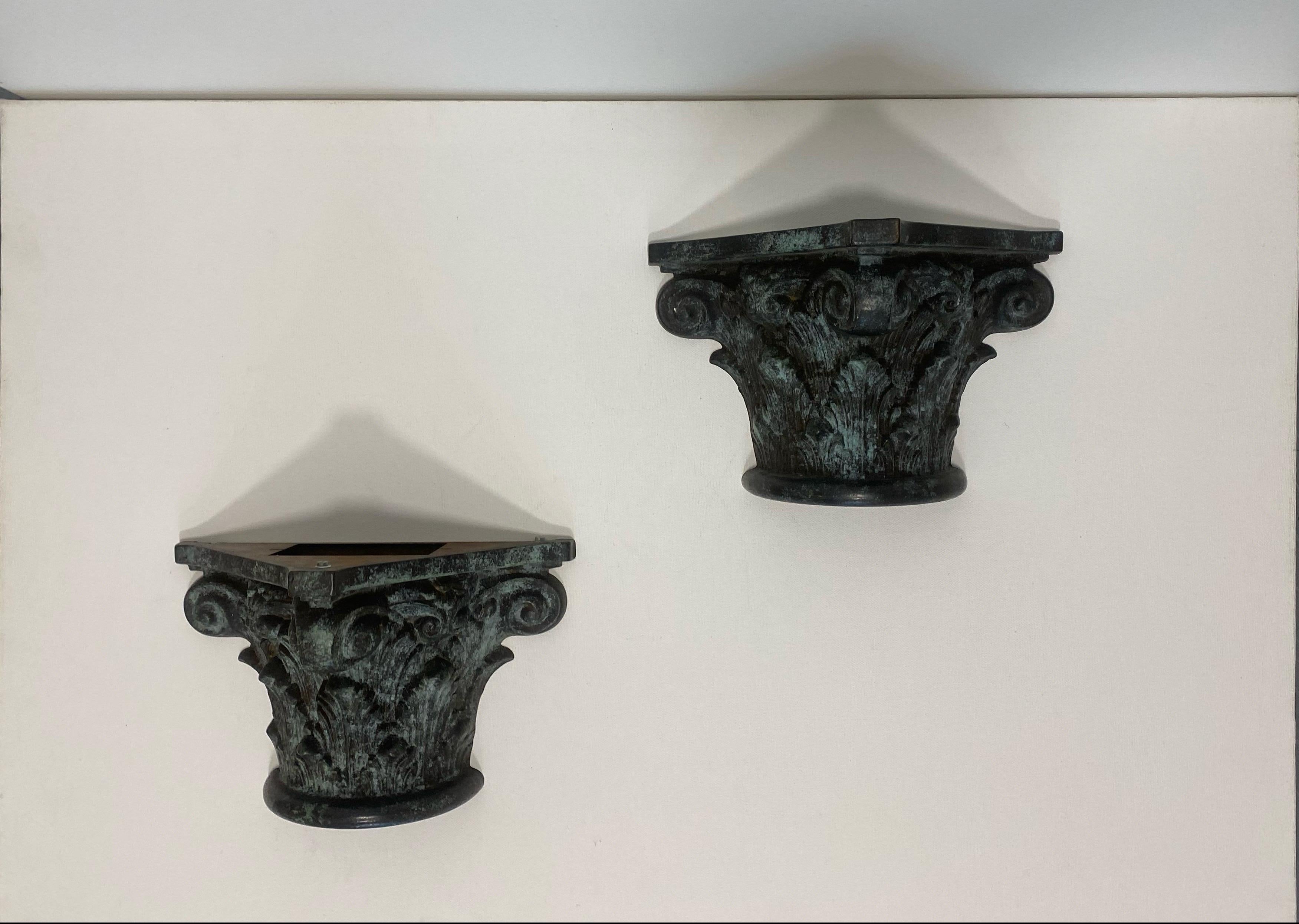 Ein erstaunliches Paar Wandleuchter in einer Fusion von Epochen und Stilen. Bronzeguss mit gealterter Grünspan-Patina. 
Diese Wandleuchter weisen neoklassizistische Elemente auf, die sich an griechischen korinthischen Säulen orientieren, die mit