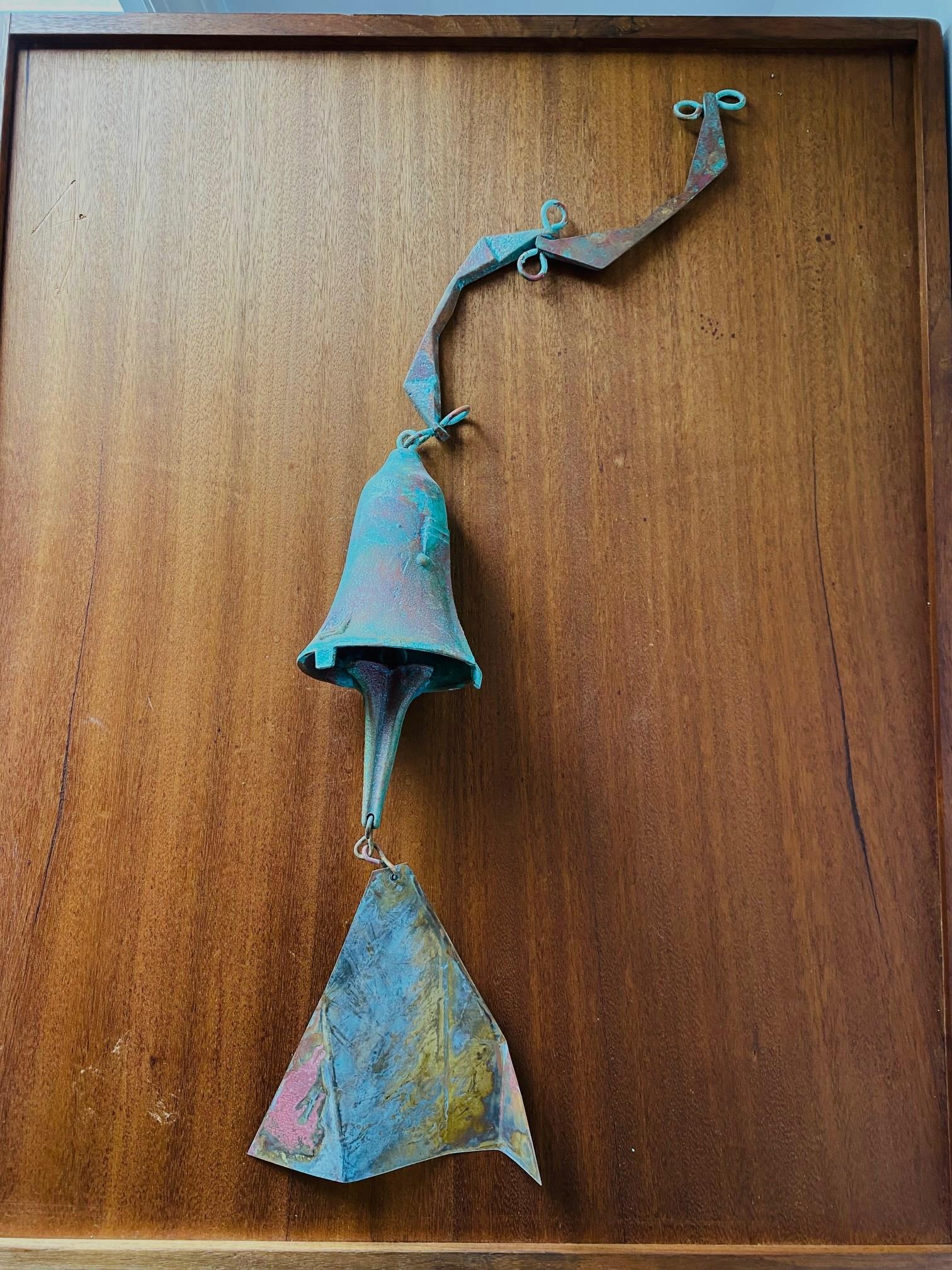 Magnifique cloche Cosanti en bronze de Paolo Soleri. Forme et design peu communs. Une patine fantastique et une sonorité exceptionnelle. Signé. Une pièce unique d'un artiste célèbre. Cette pièce se distingue par une patine vert bleuté et