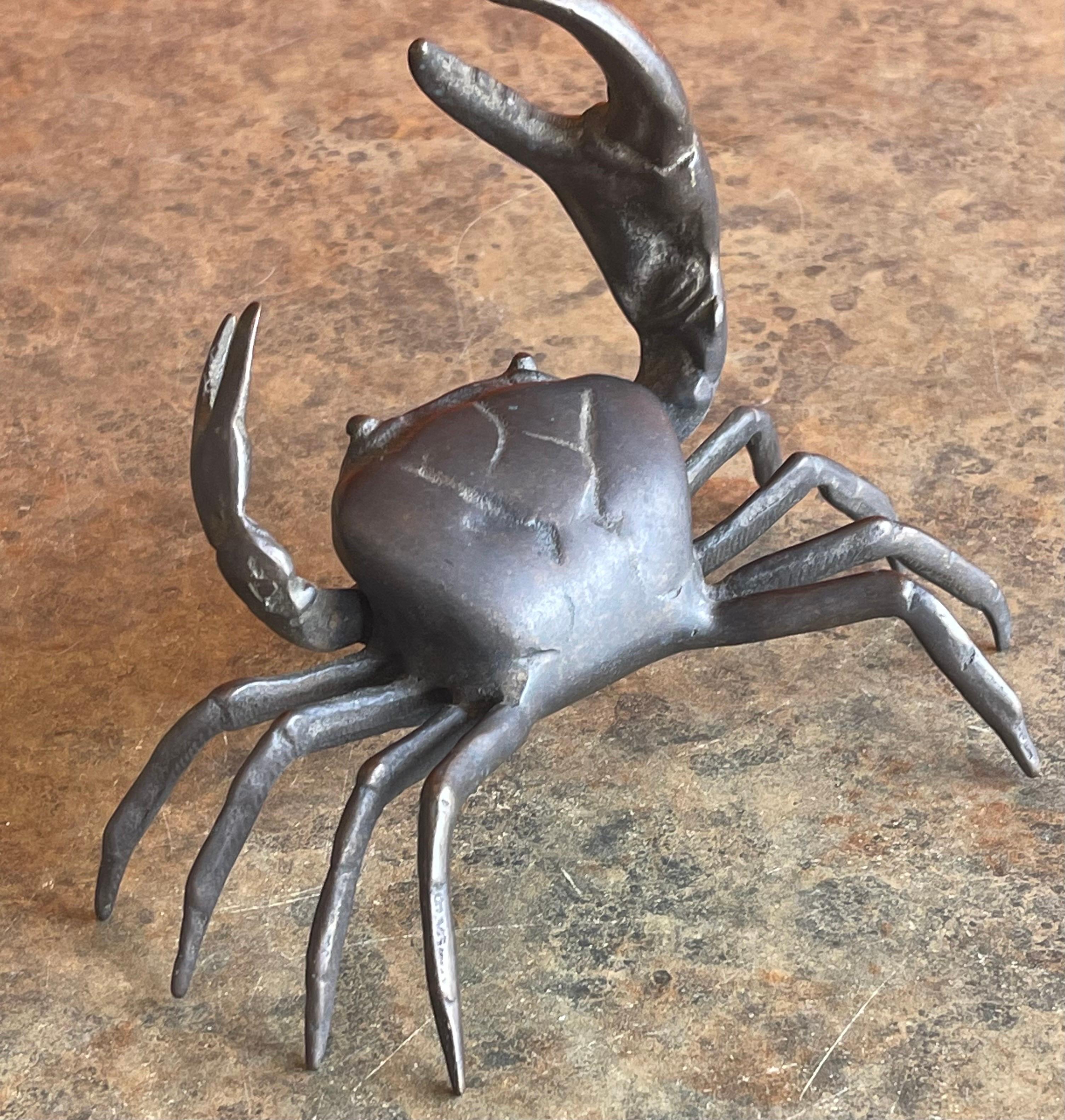 A well detailed and patinated bronze crab sculpture / paperweight, circa 1970s. The piece is in very good vintage condition and measures 6
