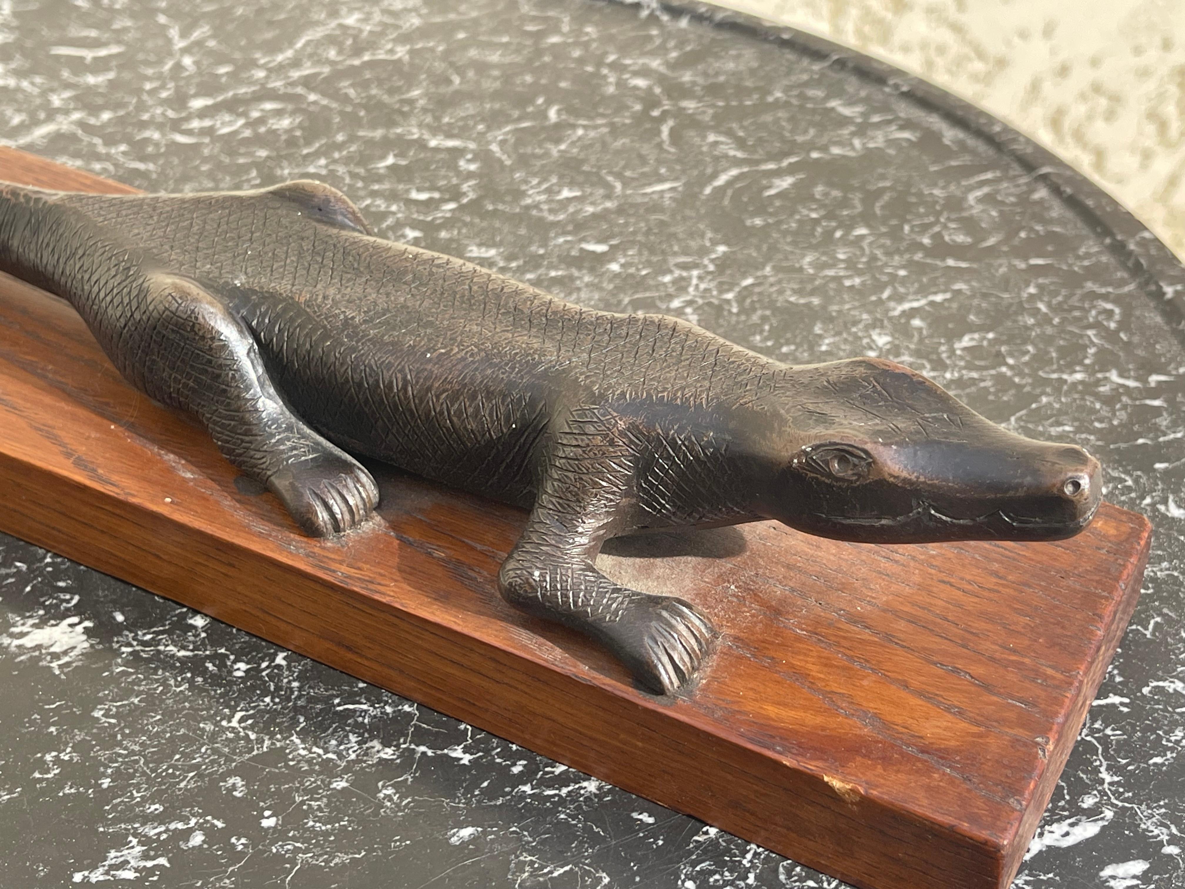 Piccolo fermacarte in bronzo con coccodrillo. Poggia su una base di Oak ed è in ottime condizioni. Risale agli anni '30.

Dimensioni
Base - Lunghezza 33cm x Larghezza 8cm x Spessore 2cm
Solo coccodrillo - Spessore 3cm x Larghezza 7cm x Lunghezza