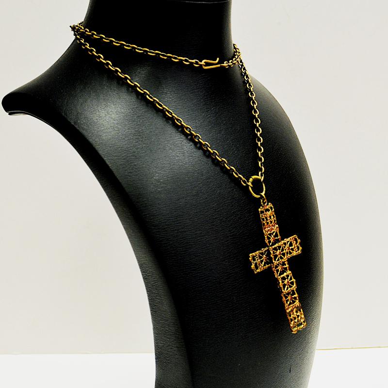 Beautiful Scandinavian bronze cross necklace or pendant with the original bronze chain by designer Pentti Sarpaneeva, Finland, 1960s. Natural patina with reliefs and decors. Stamped on back with P. Sarpaneva,
Size of cross pendant: 7 cm H x 4.2 cm