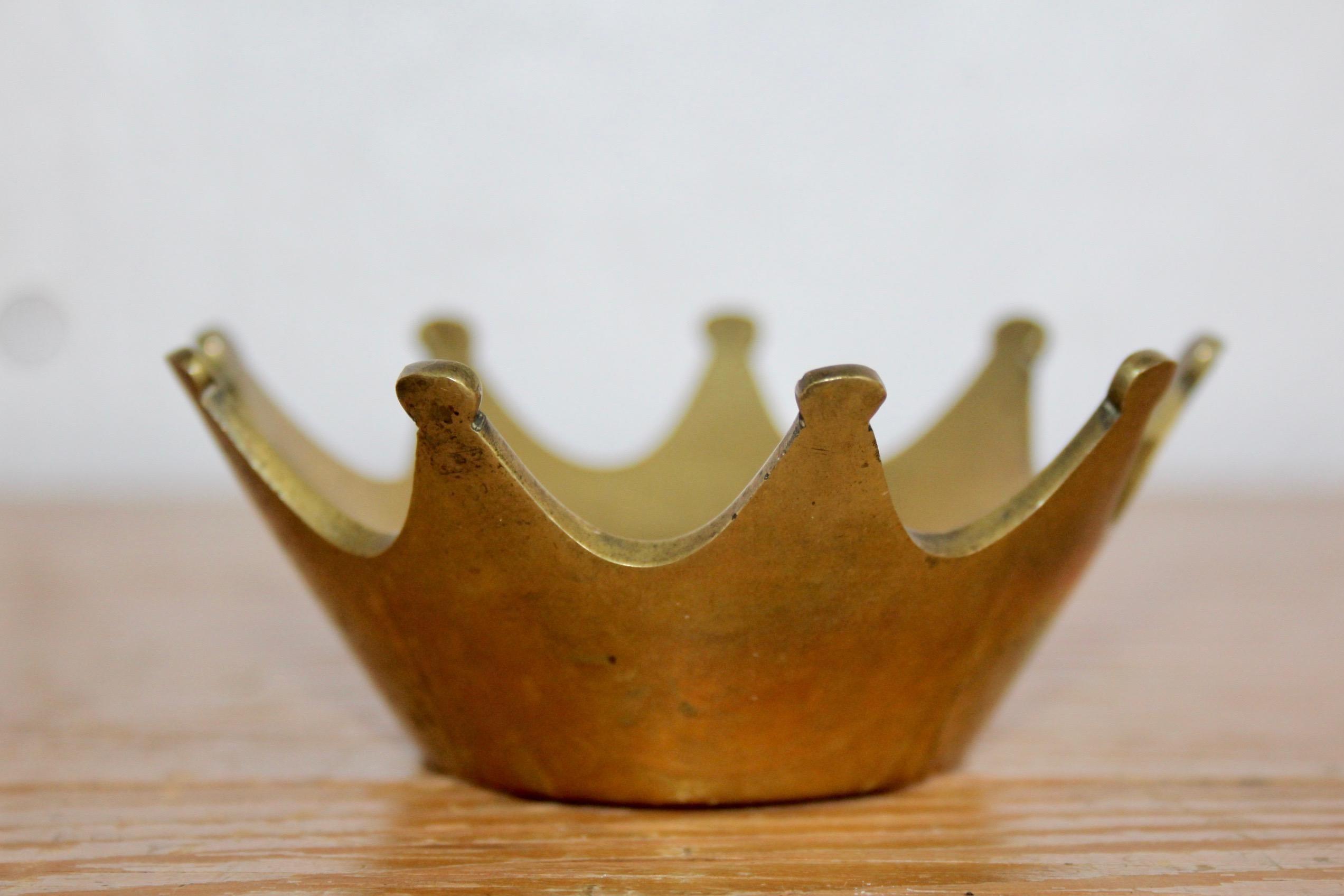 Bronze crown ashtray.