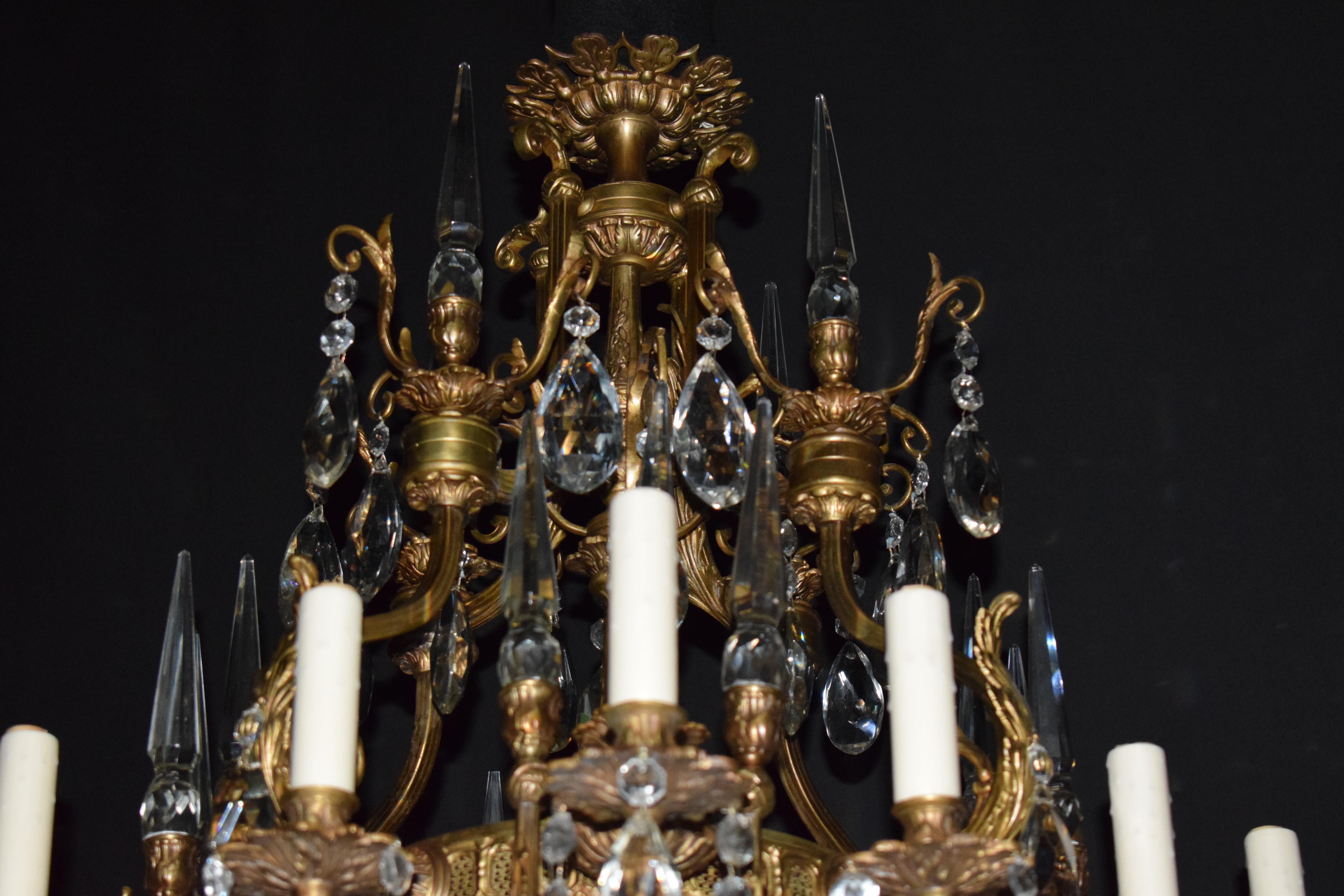 Francese Lampadario neo-classico in bronzo dorato e cristallo in vendita