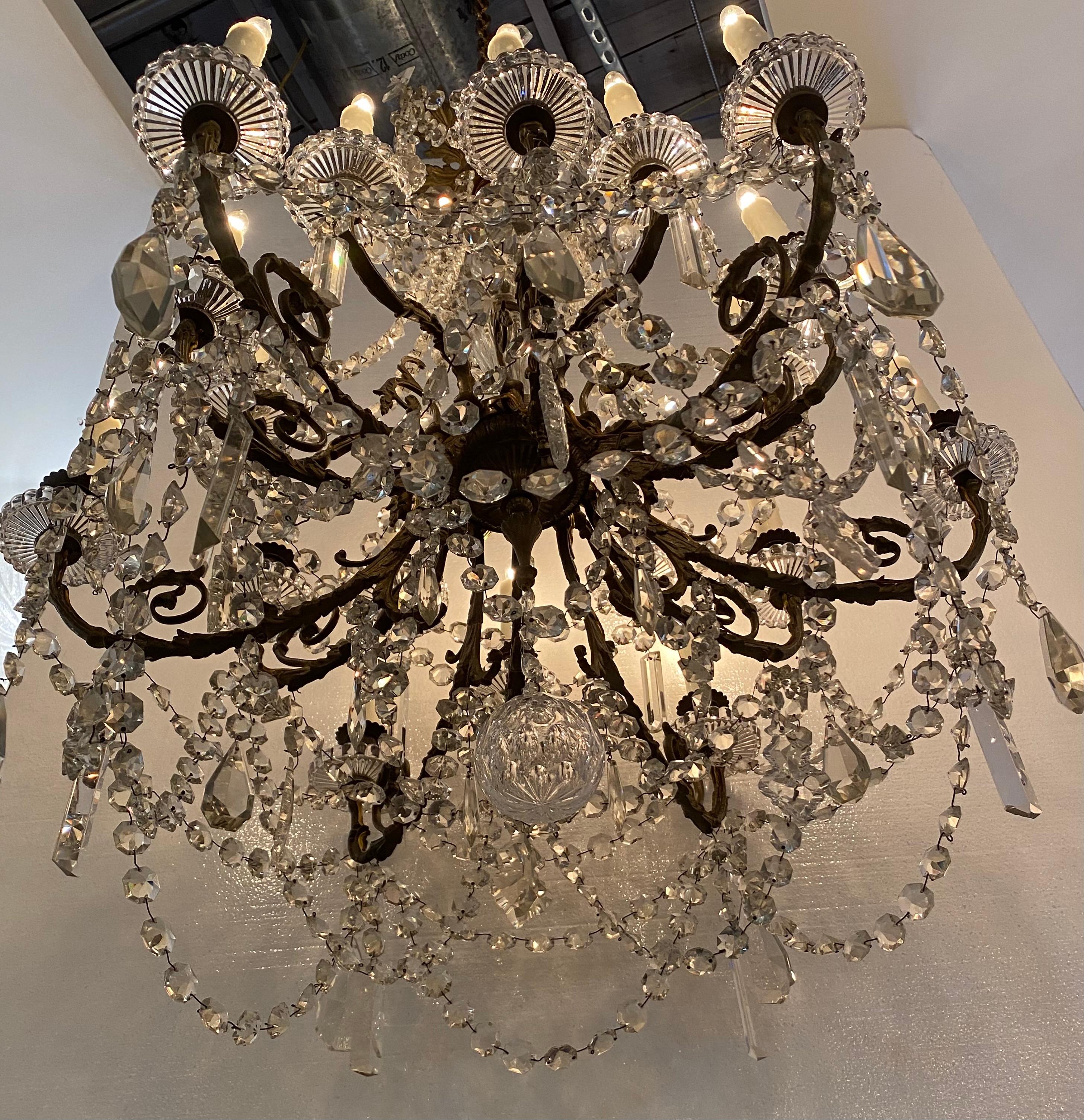 Bronzo Lampadario di cristallo in bronzo in vendita