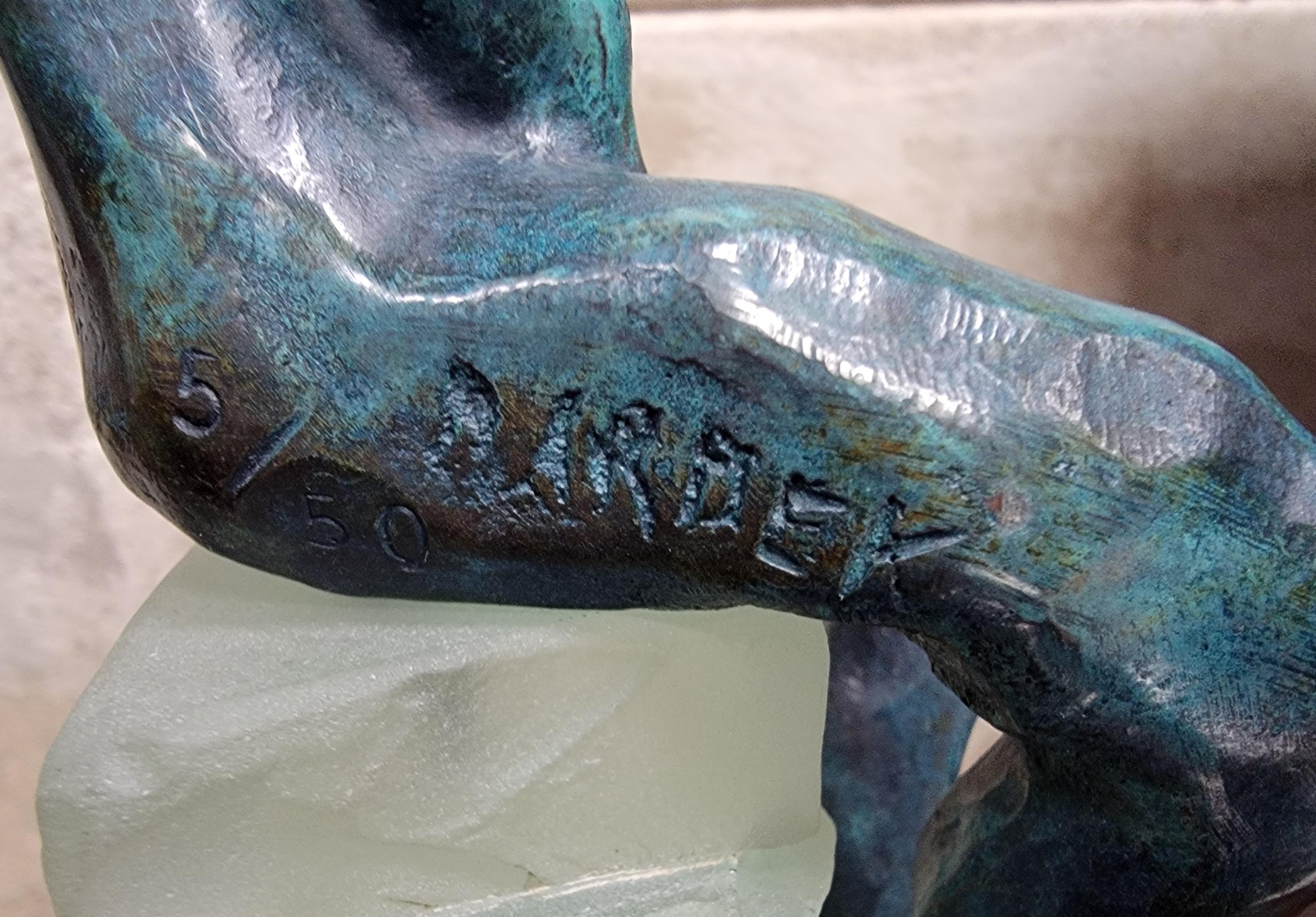 Una figura di nudo in bronzo in stile cubista montata su una base di vetro impilata da Dominique Dardek. Firmato e numerato 5/50. Francia. Fine del XX secolo o inizio del XXI secolo. 

Altezza 9,13 pollici.
4 pollici di profondità.
2.75 pollici di