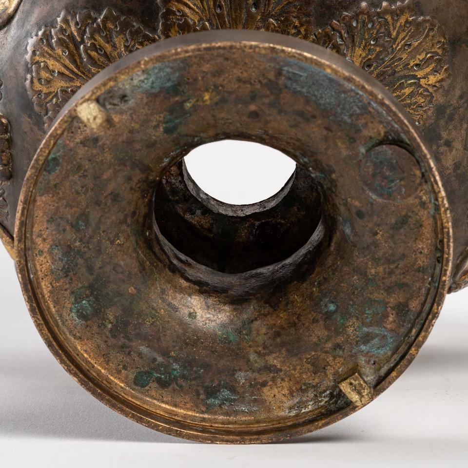 Bronze cup by Barbedienne, Napoleon III period, 19th century.
Measures: H: 21 cm, W: 33 cm, D: 20 cm, D: 12 cm.