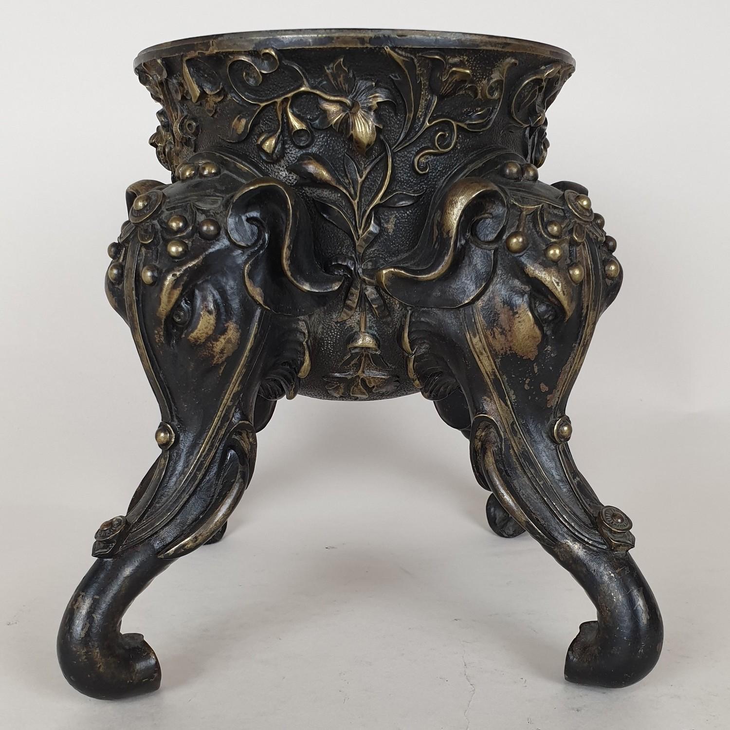 Bronze-Tischfuß mit Elefantenköpfen, XIX. Jahrhundert (Napoleon III.) im Angebot