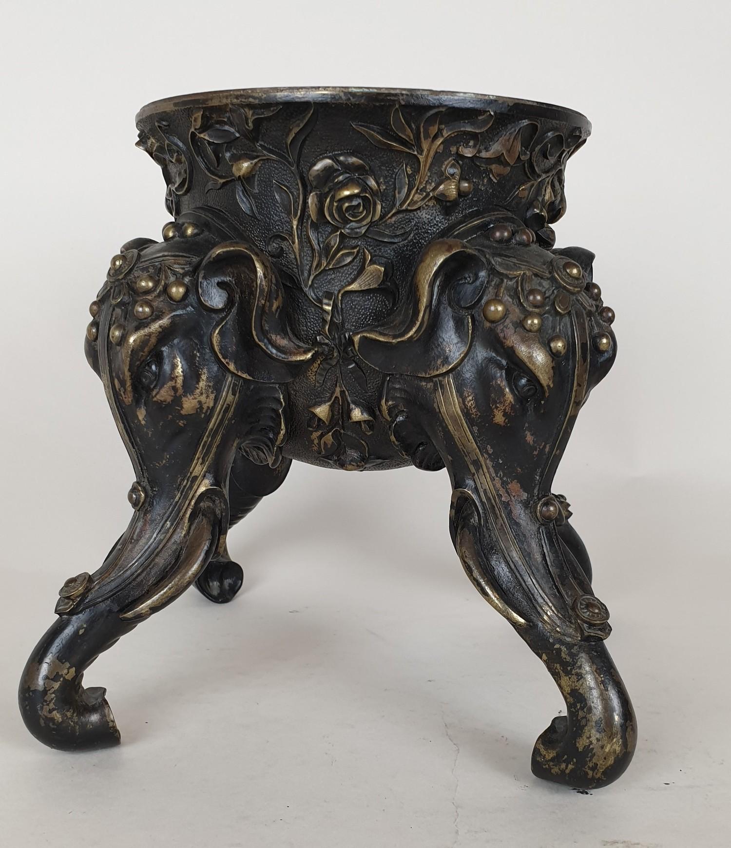 Bronze-Tischfuß mit Elefantenköpfen, XIX. Jahrhundert (Französisch) im Angebot