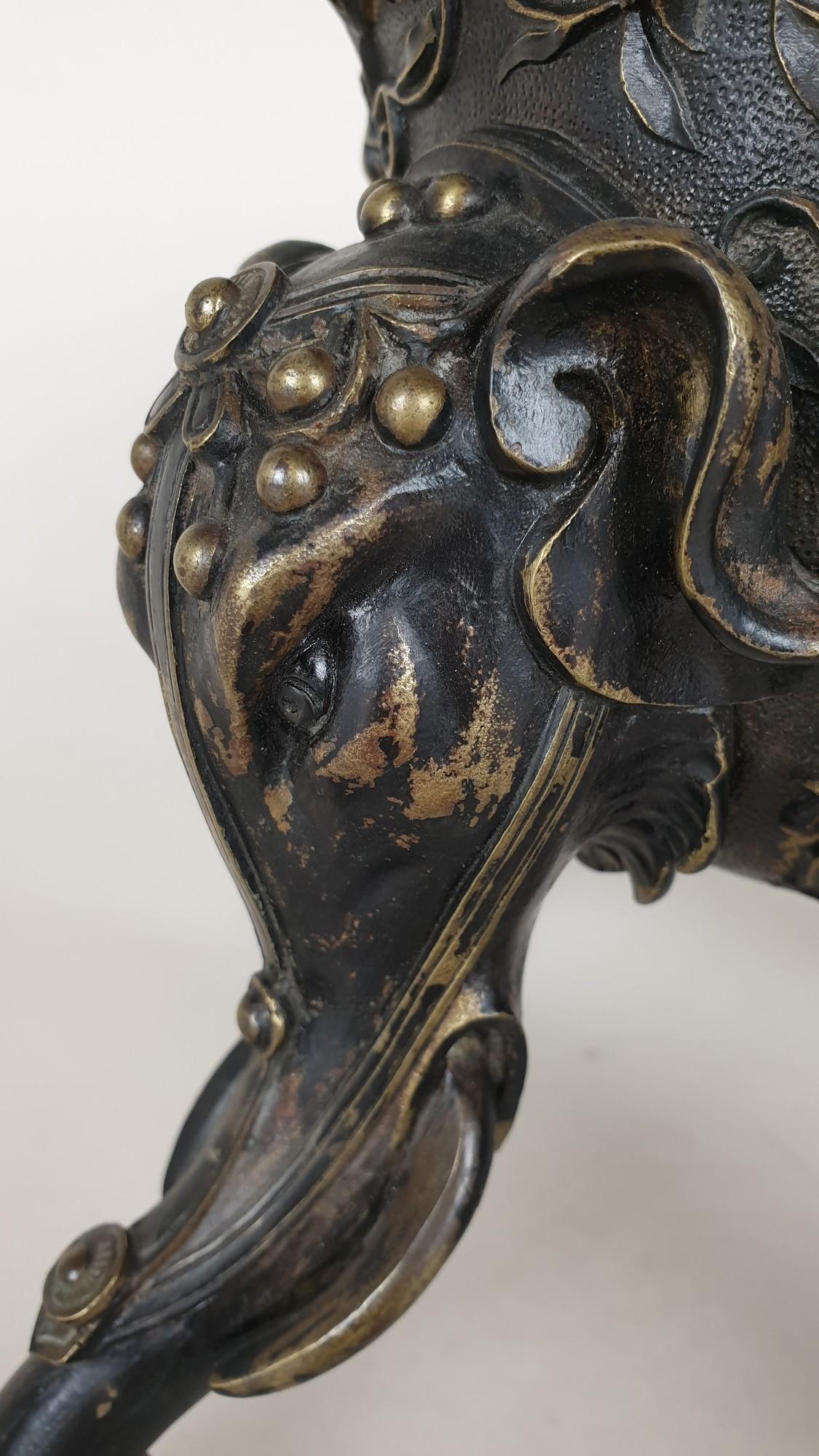 Bronze Cup Foot, With Elephant Heads, XIXth Century In Good Condition For Sale In MARSEILLE, FR