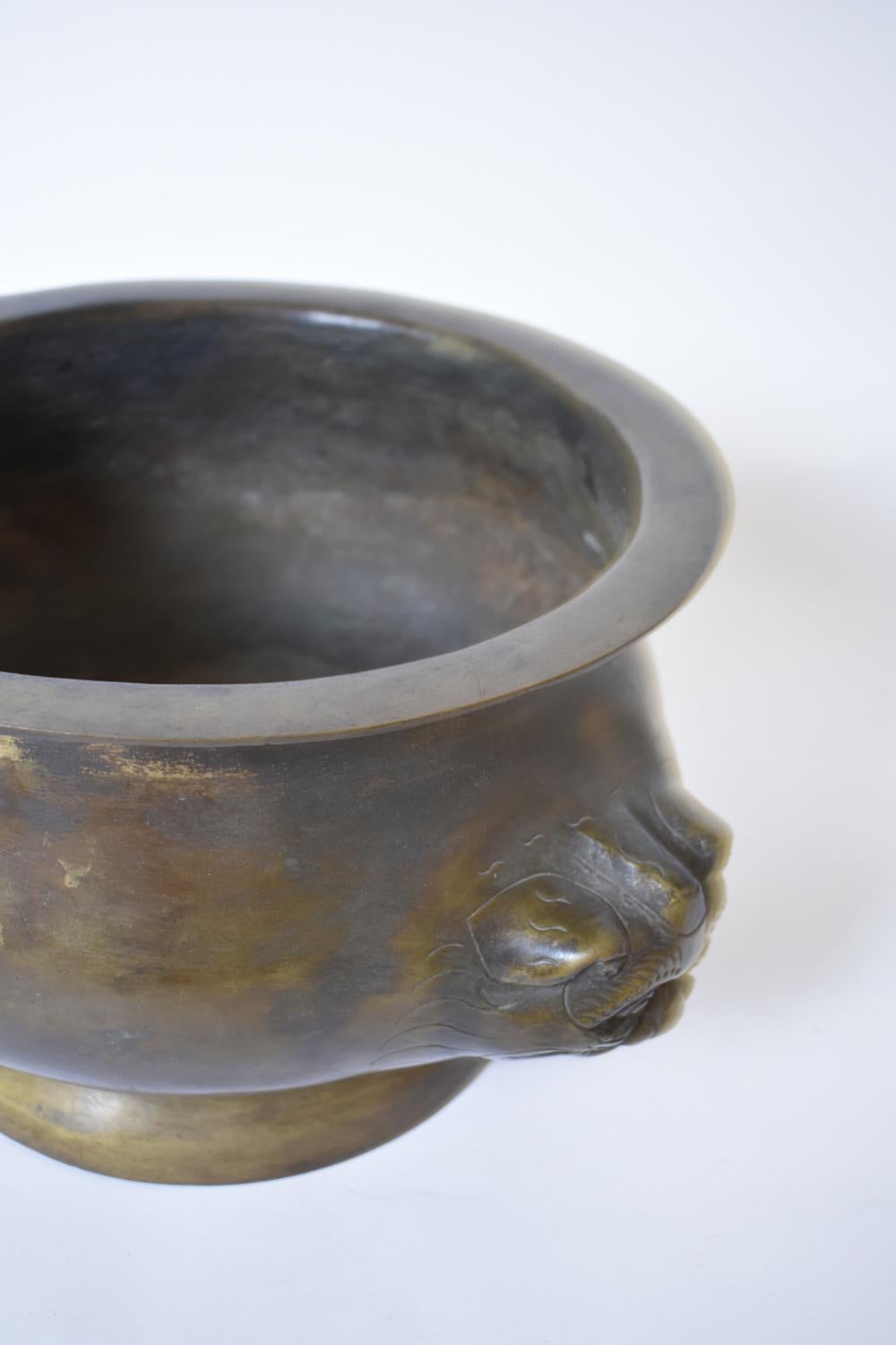 Bronze cup with animal figures handles Japan, XIXth c.