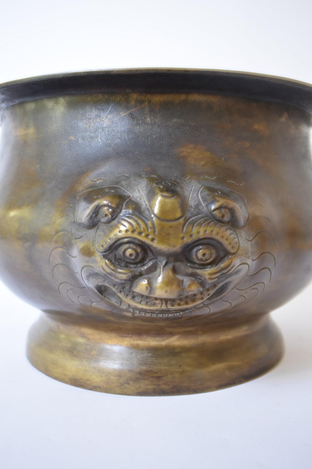 Japanese Bronze cup with animals figures handles, XIXth c For Sale