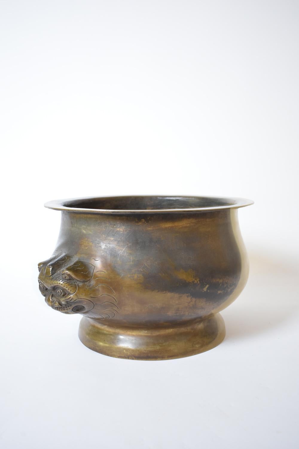 Bronze cup with animals figures handles, XIXth c In Excellent Condition For Sale In Lisboa, PT