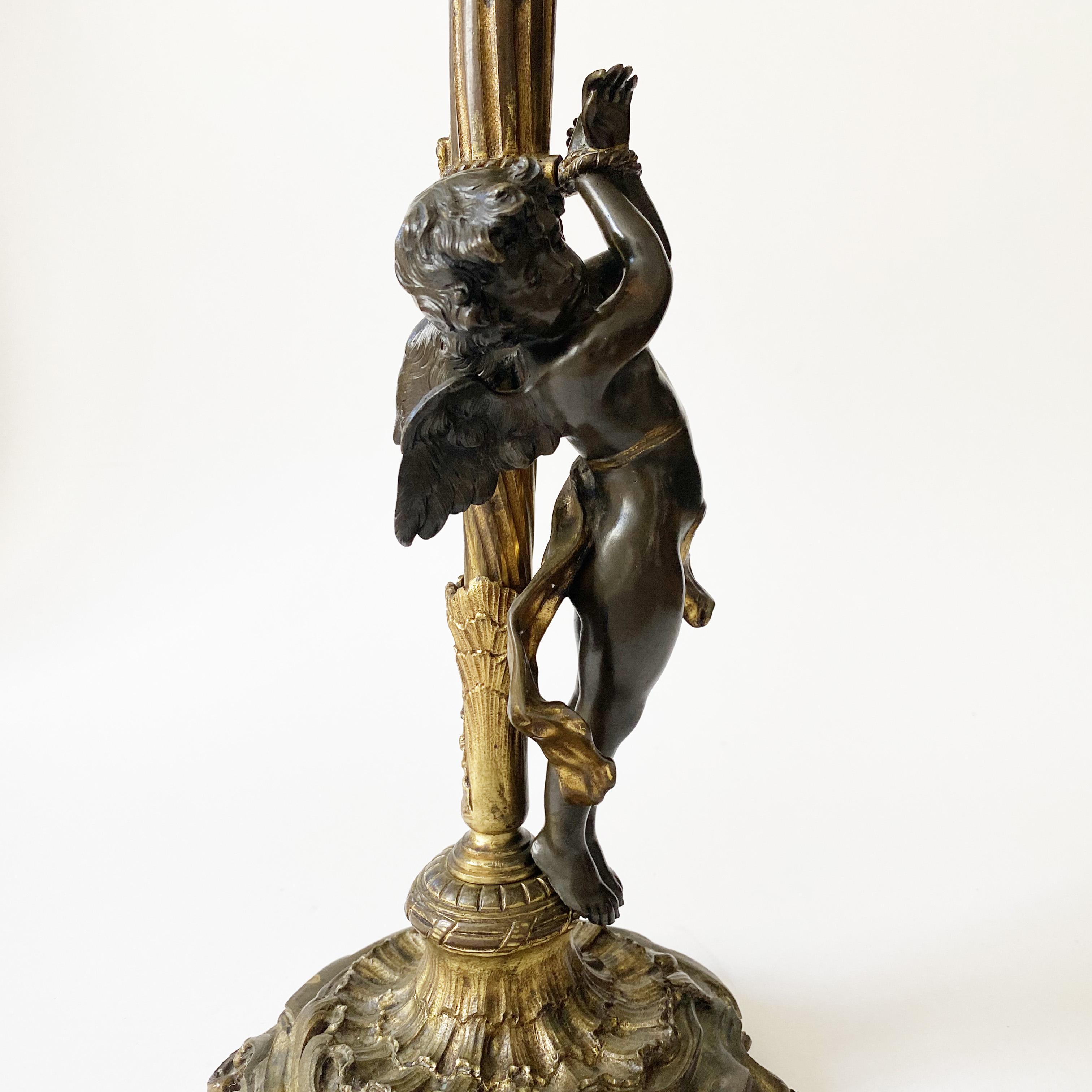 Louis XV Lampe chérubin Cupido en bronze dans le style de Denise Delavigne ou Auguste Moreau. en vente